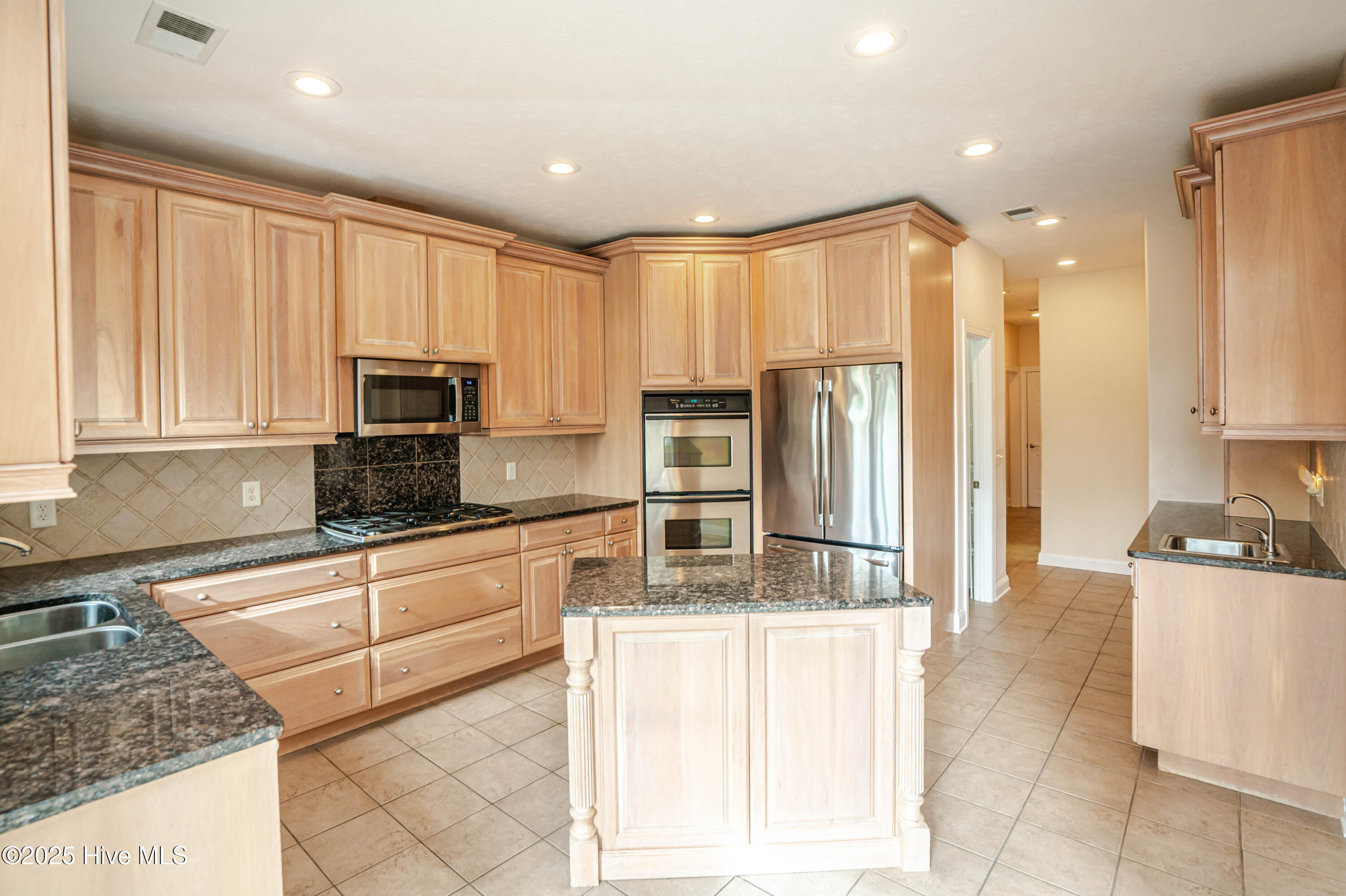 100530810 | Photo 18