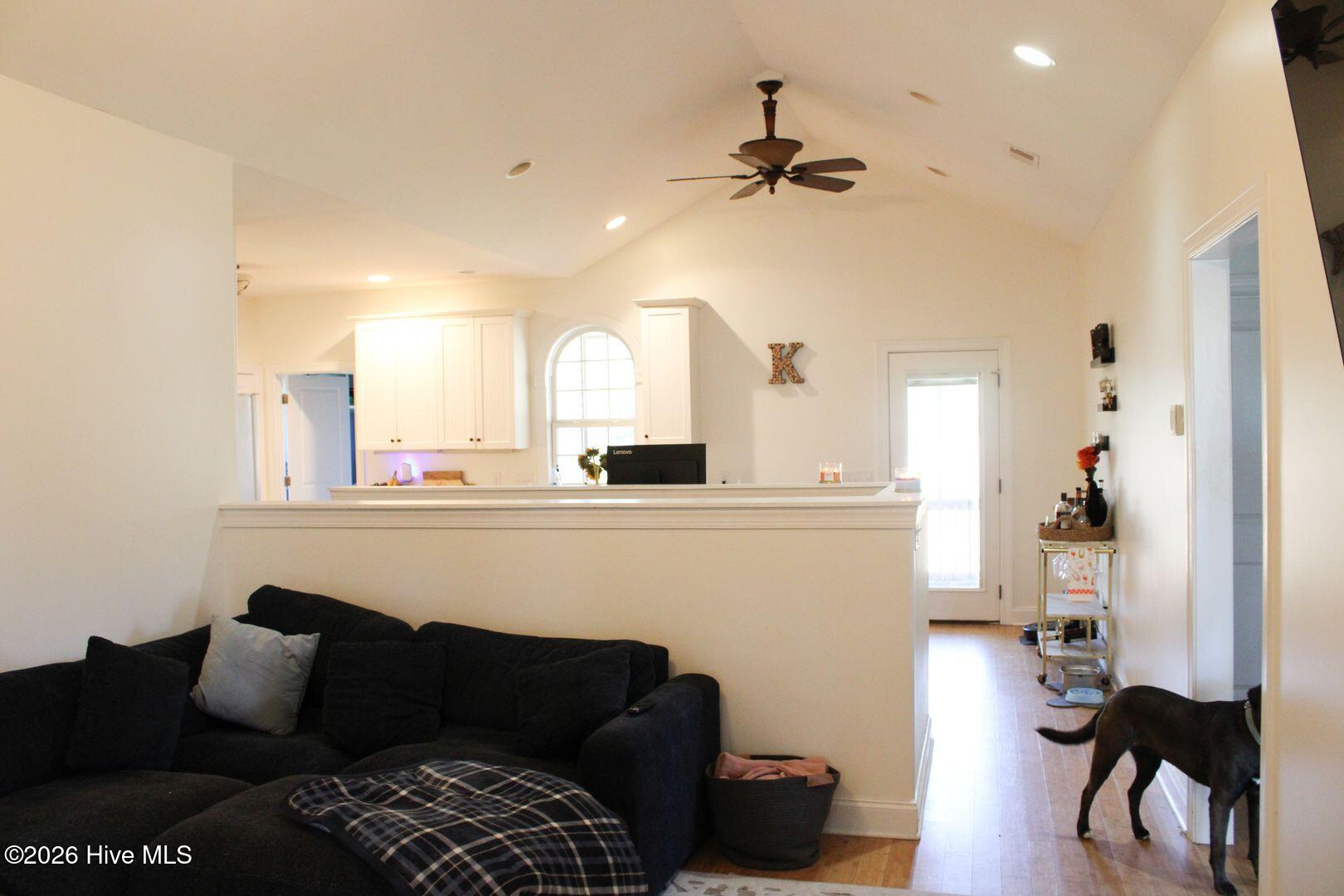 100546828 | Photo 25