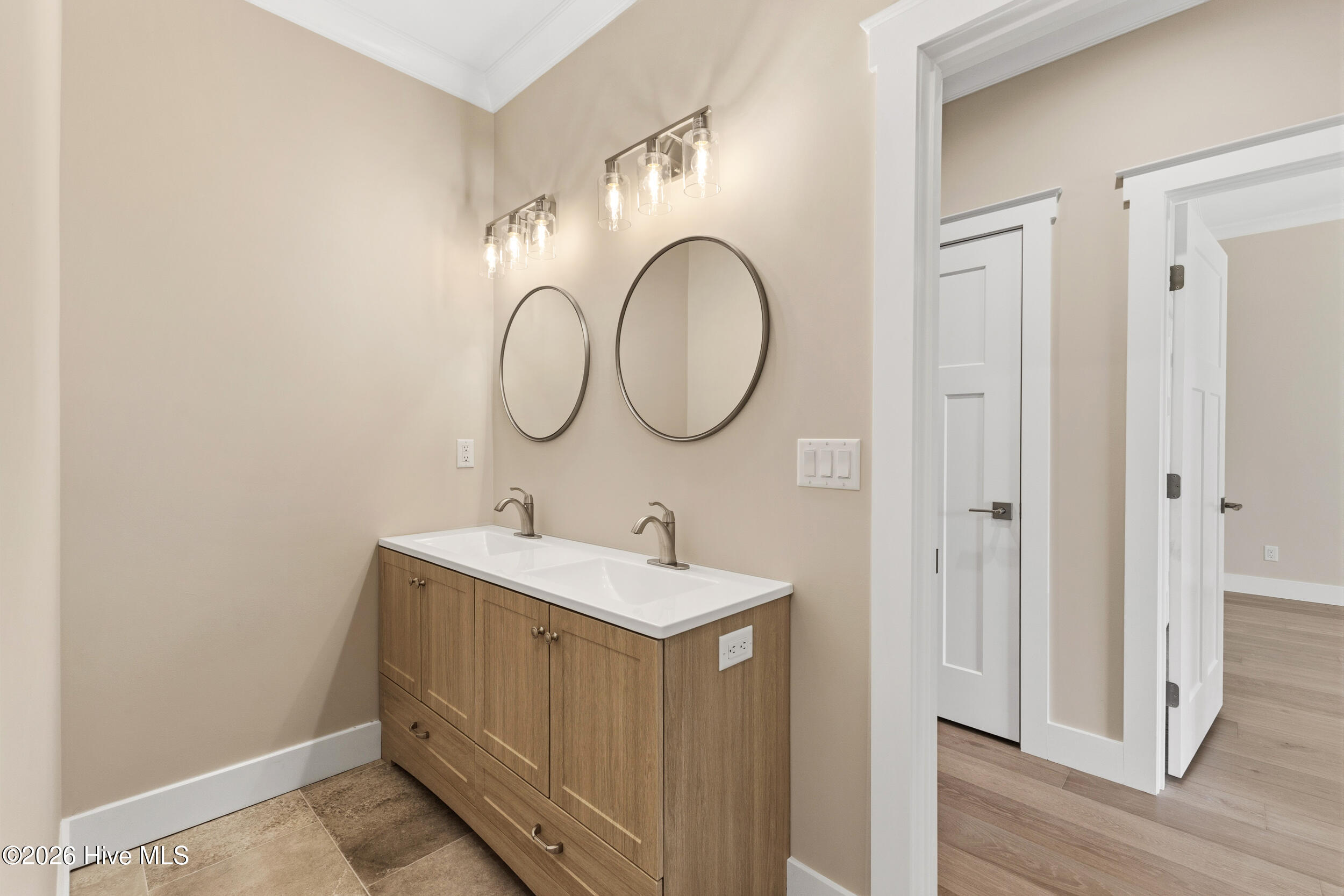 100566568 | Photo 41