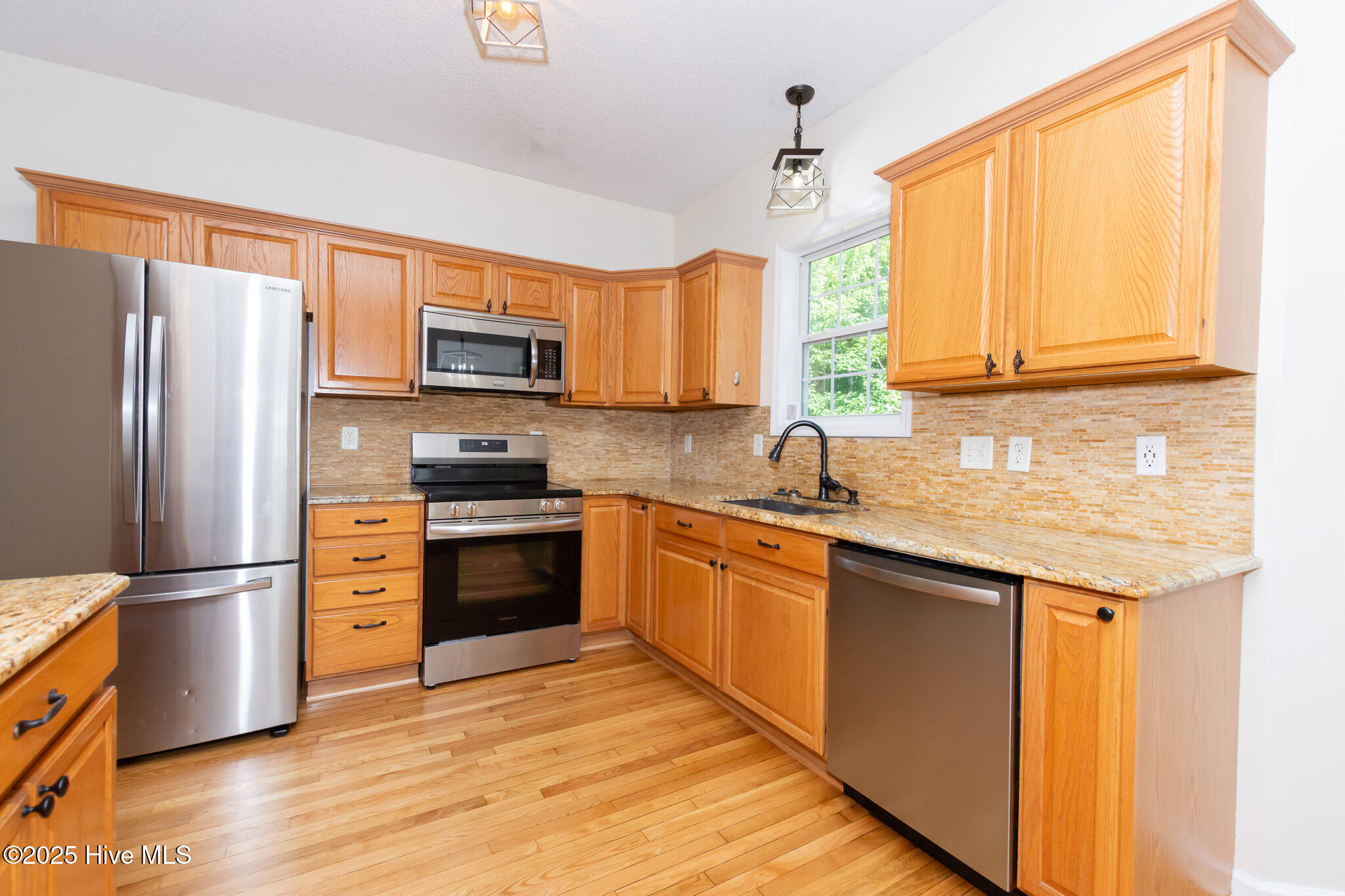 100522001 | Photo 22