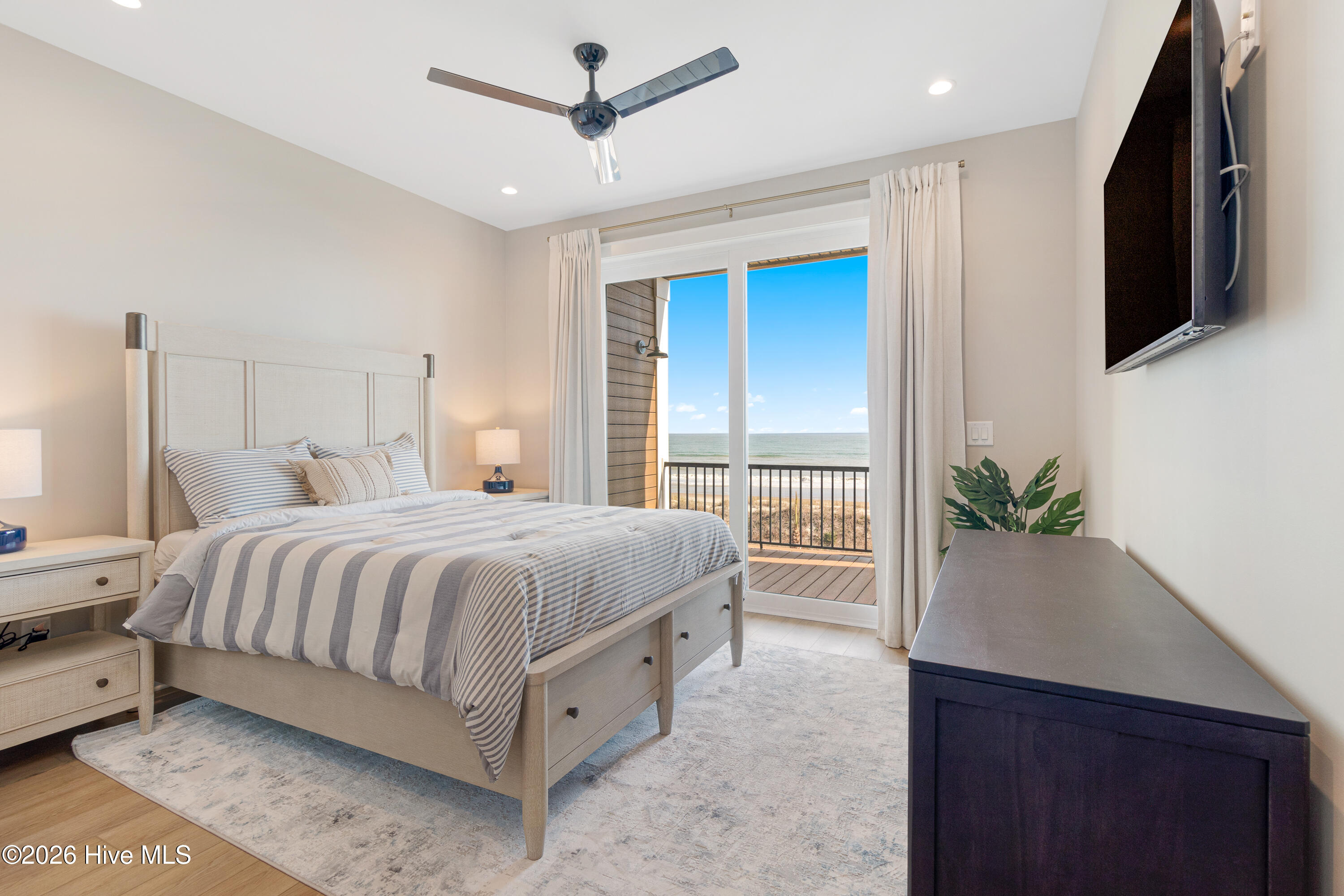 100567195 | Photo 36