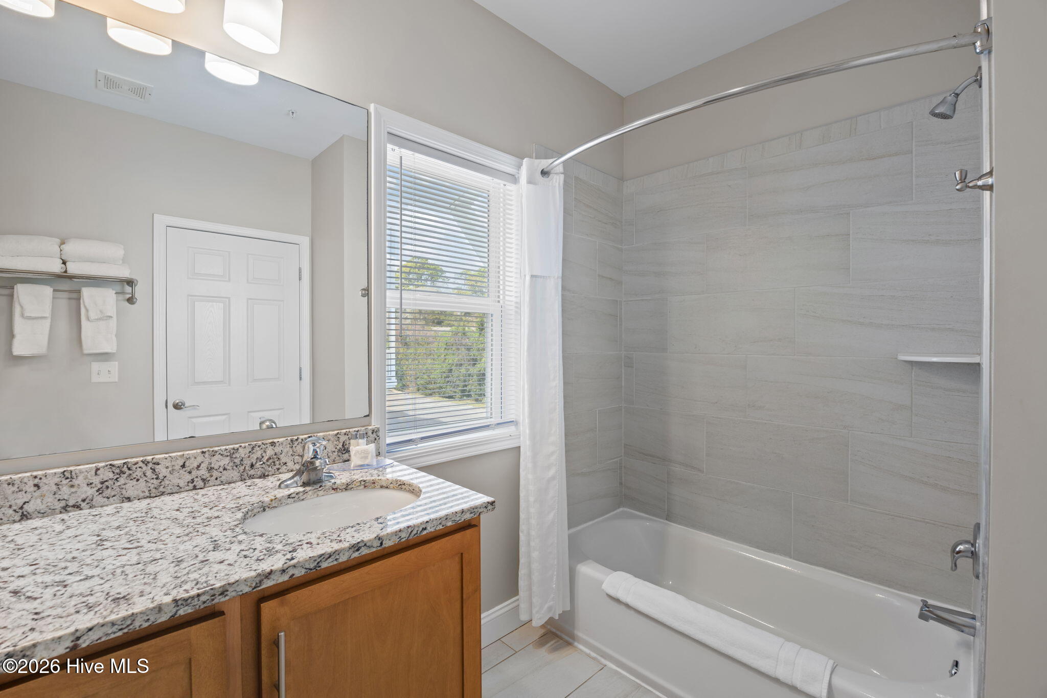 100561663 | Photo 11