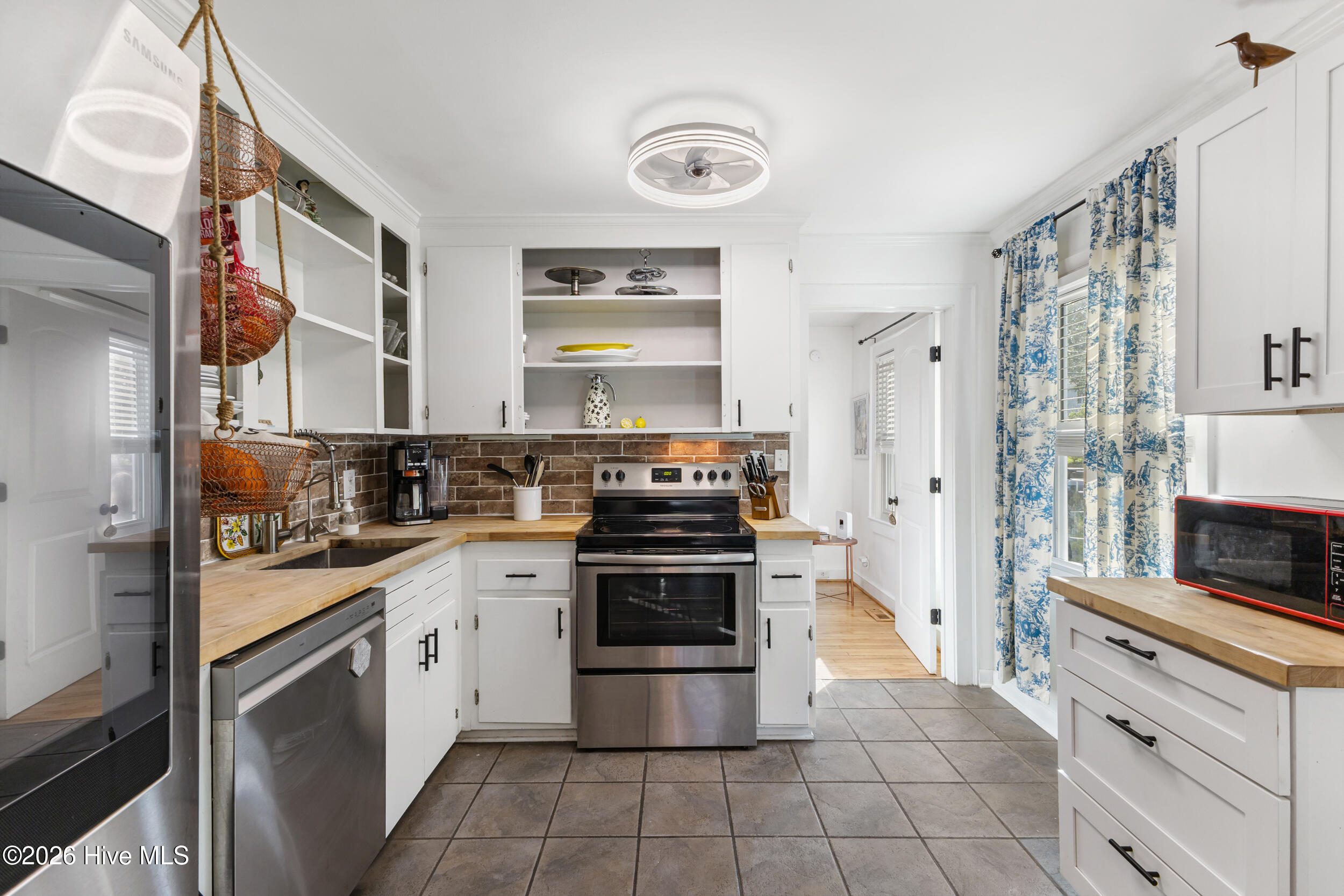 100567073 | Photo 14