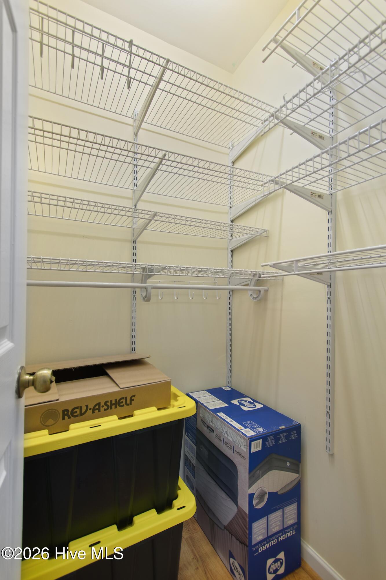 100570489 | Photo 54