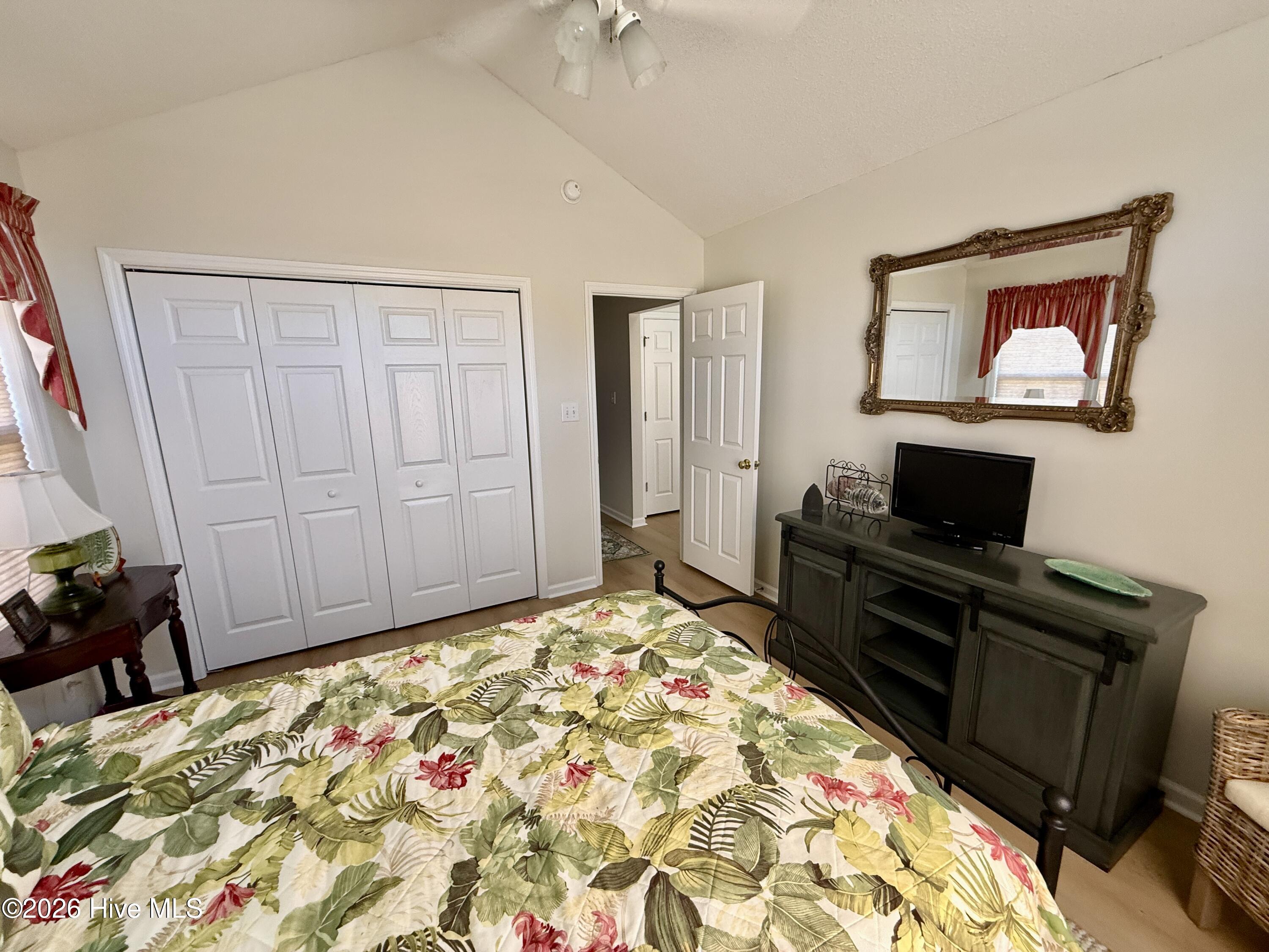 100561719 | Photo 19