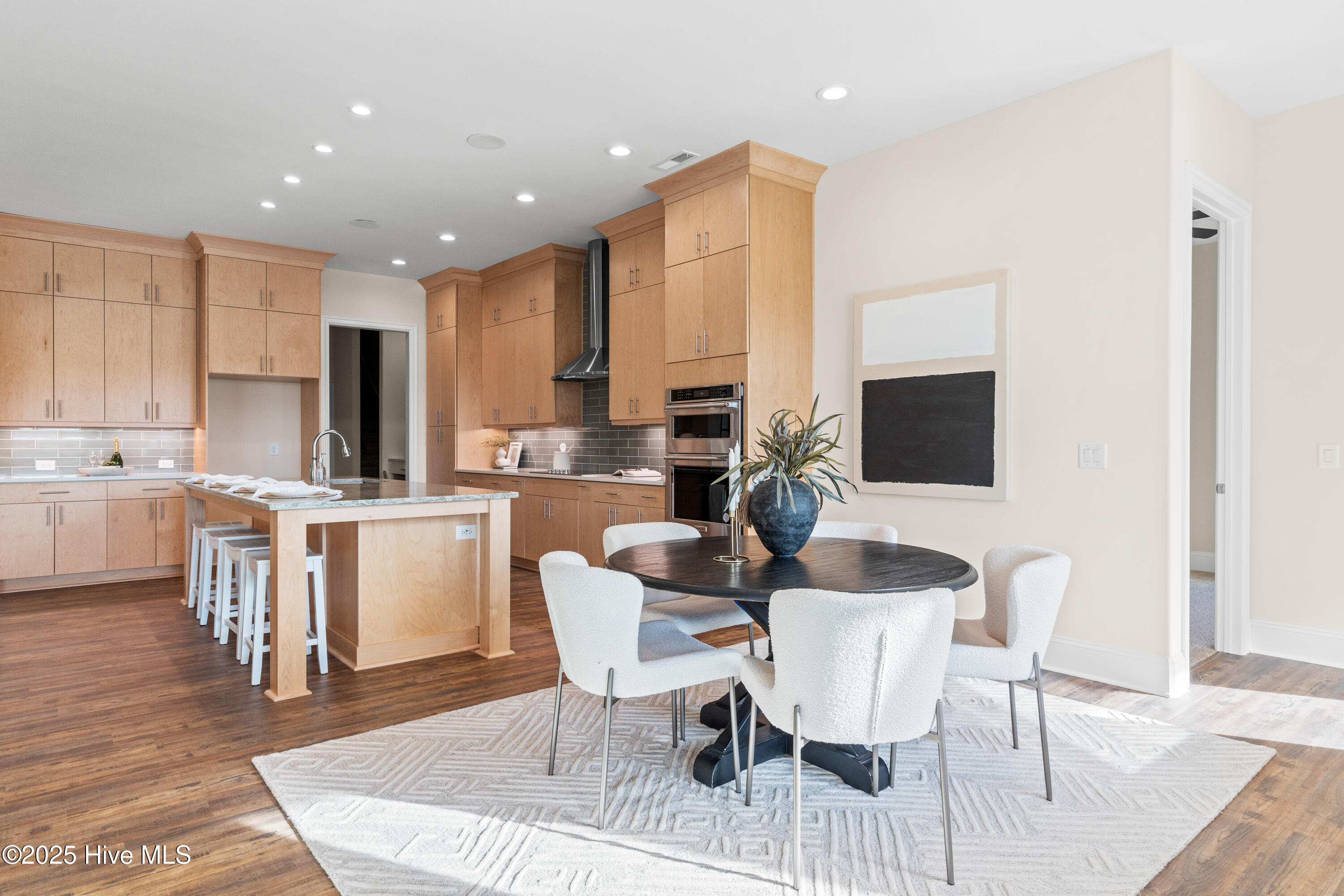 100524030 | Photo 26