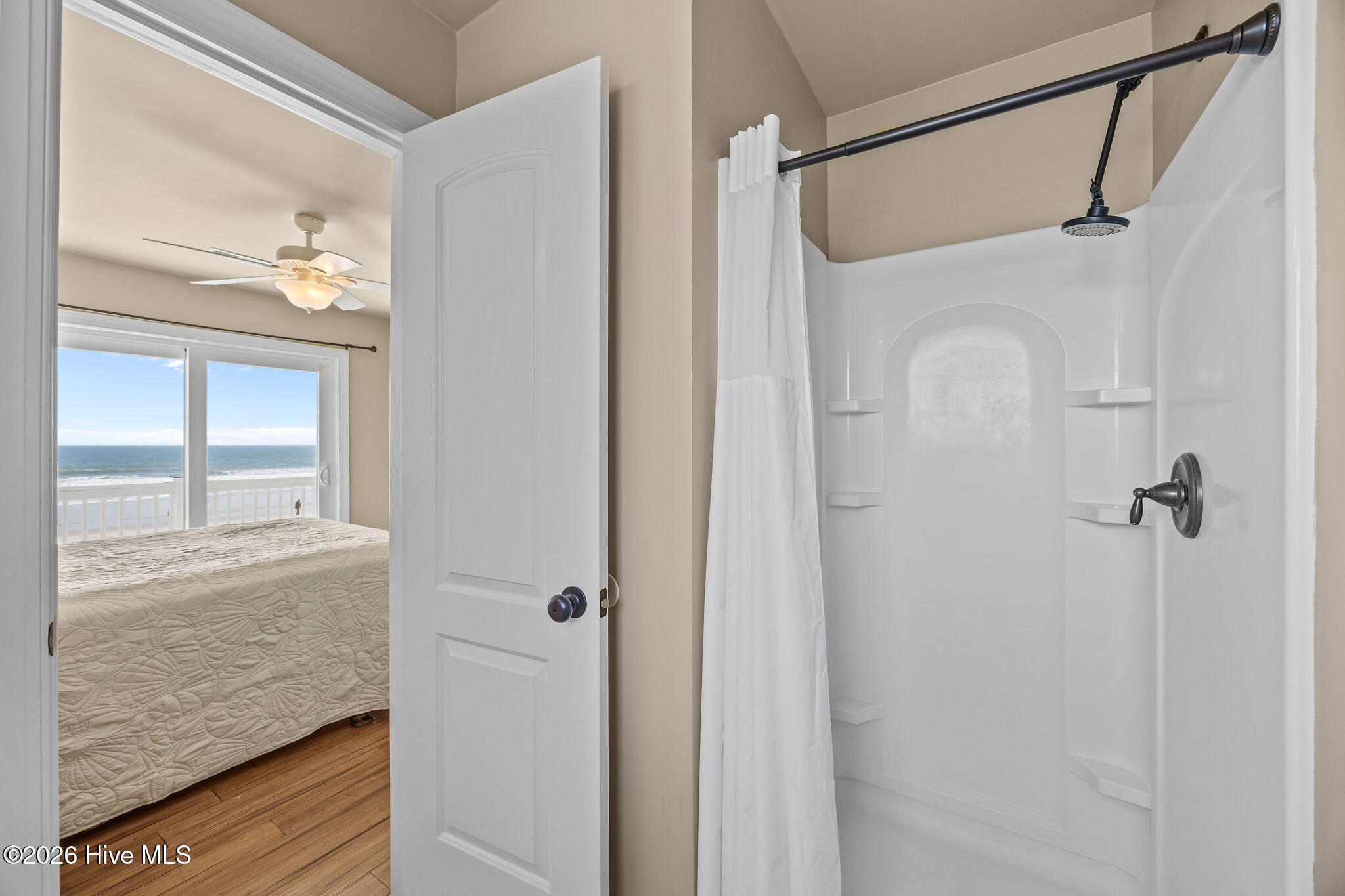 100559342 | Photo 33