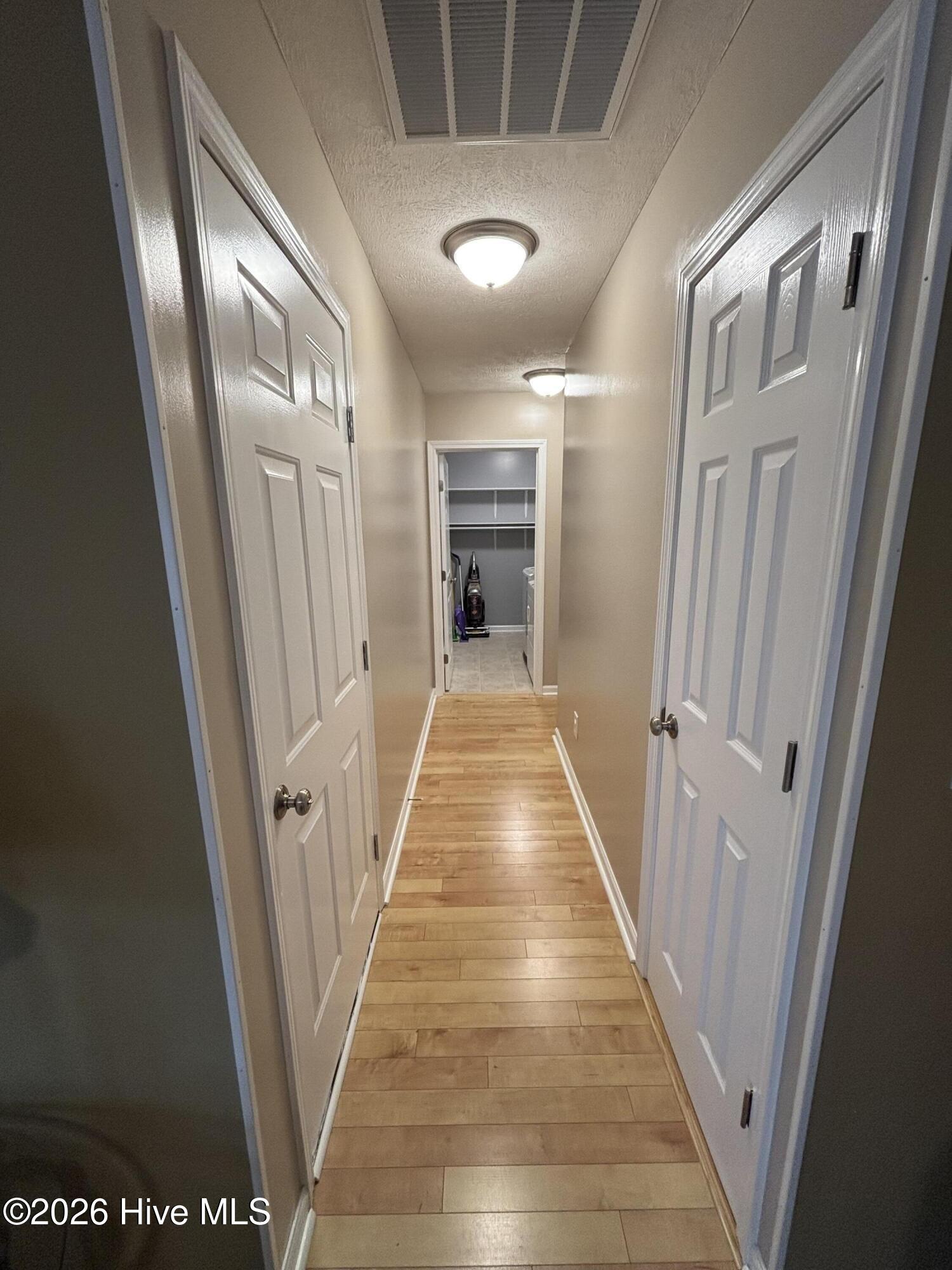 100561288 | Photo 23