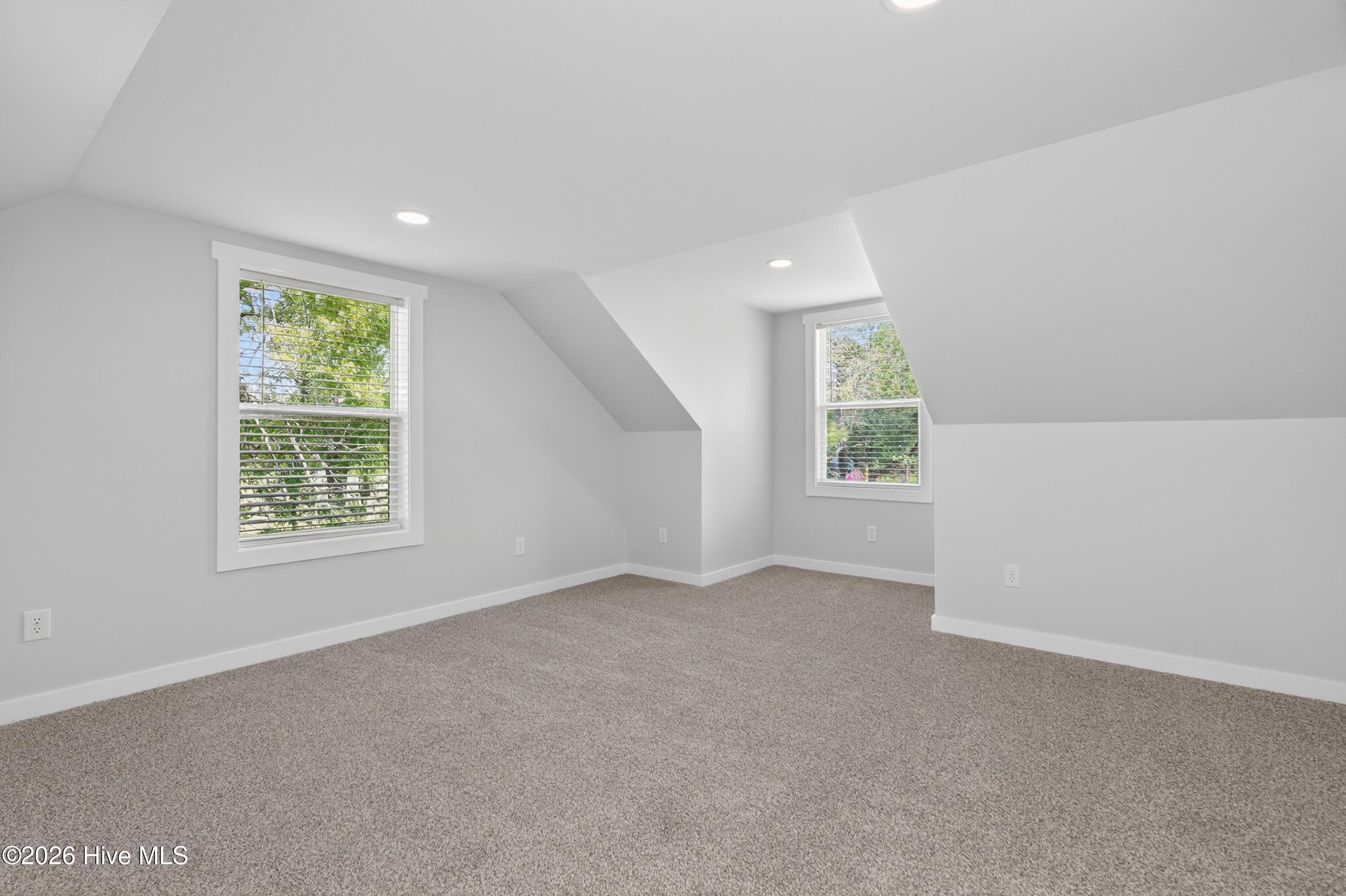 100567047 | Photo 35