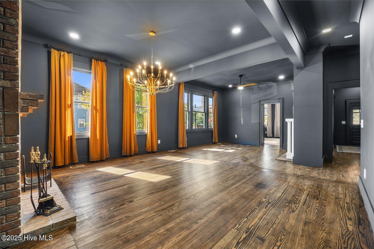 100537963 | Photo 16