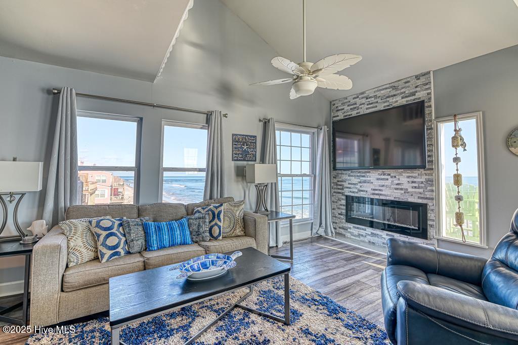 100518662 | Photo 25