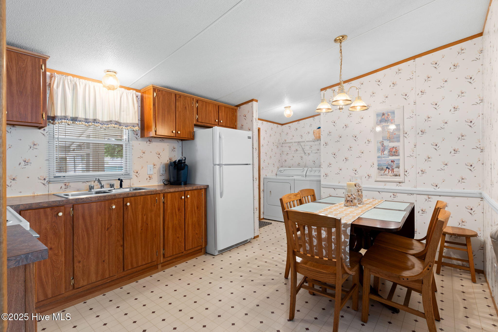 100569446 | Photo 11