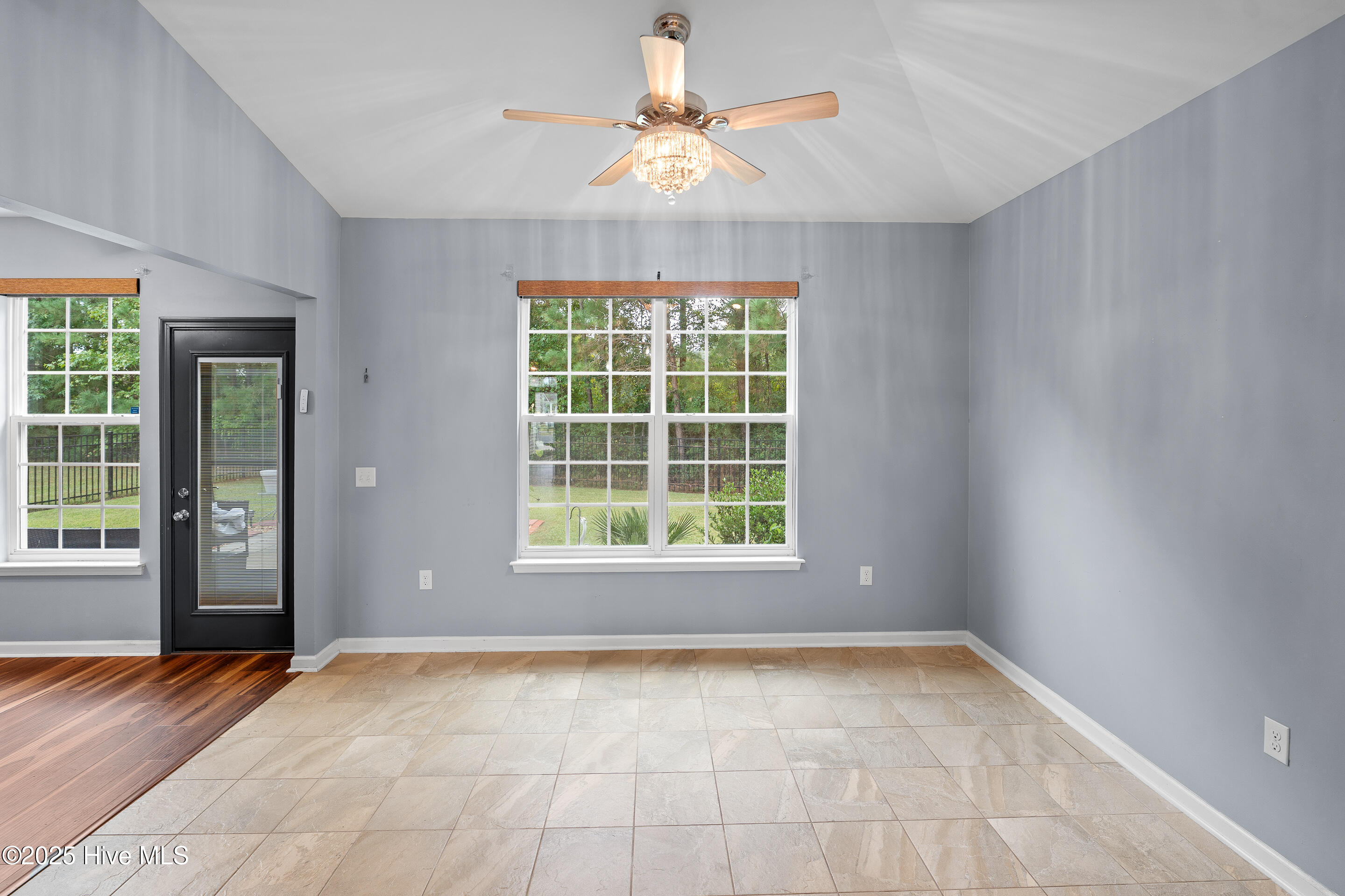 100533720 | Photo 21