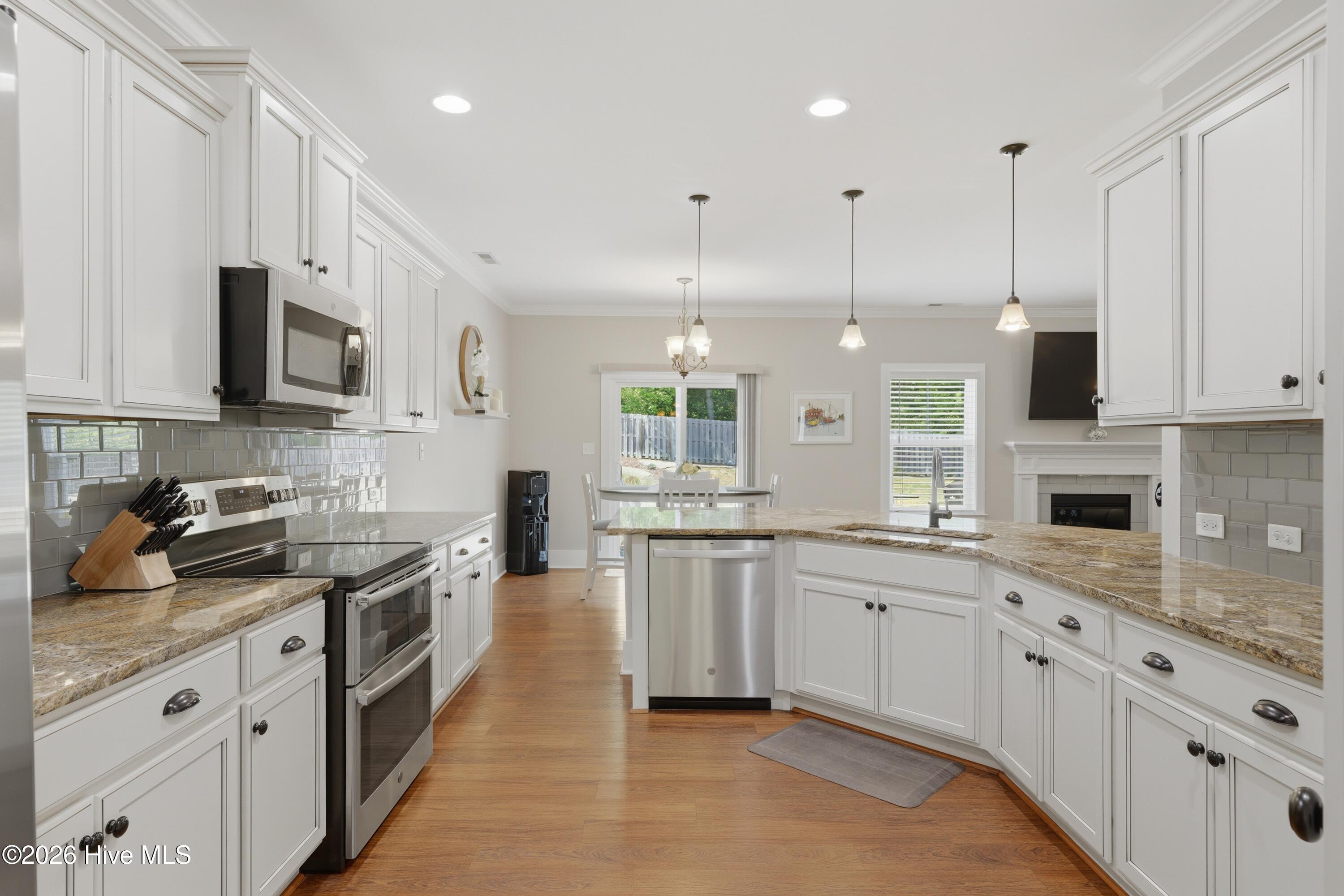 100569472 | Photo 23