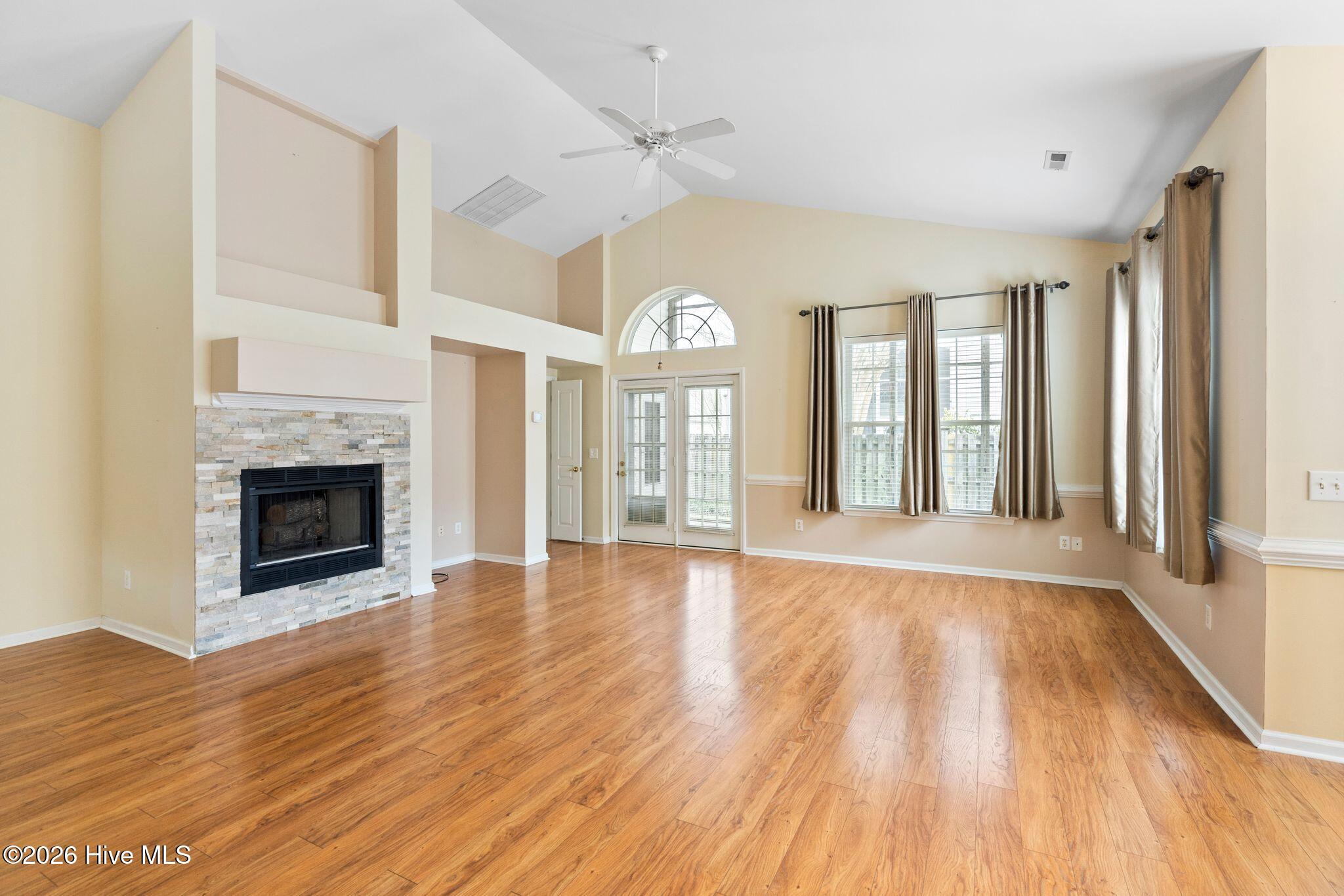 100558040 | Photo 13