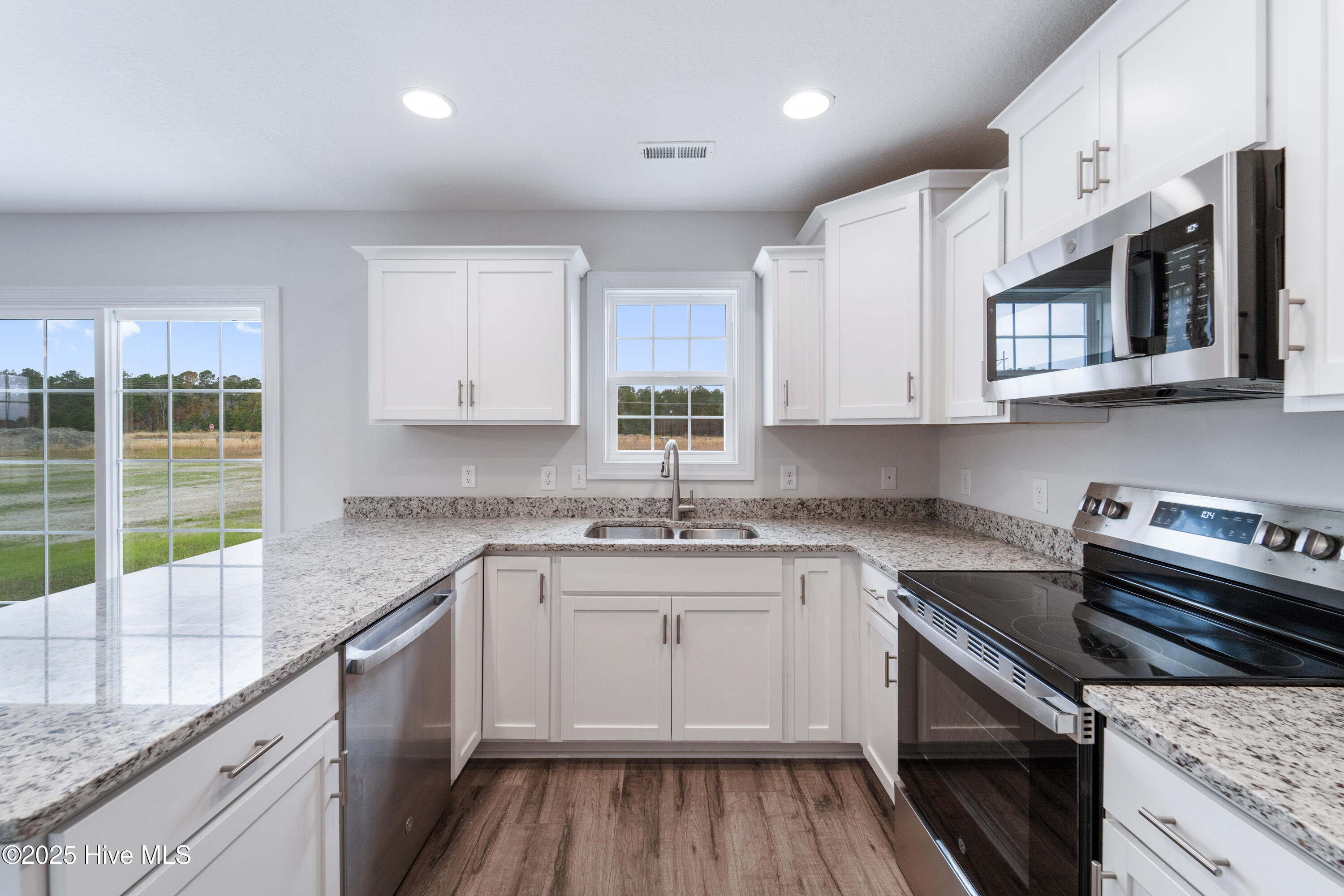 100502938 | Photo 13