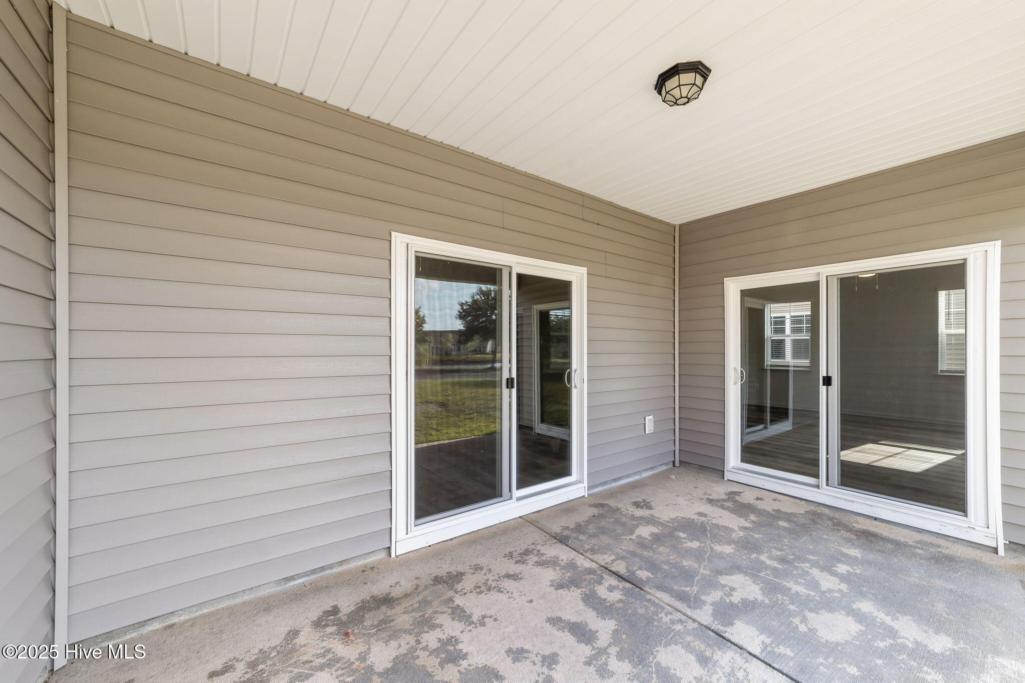 100533102 | Photo 35