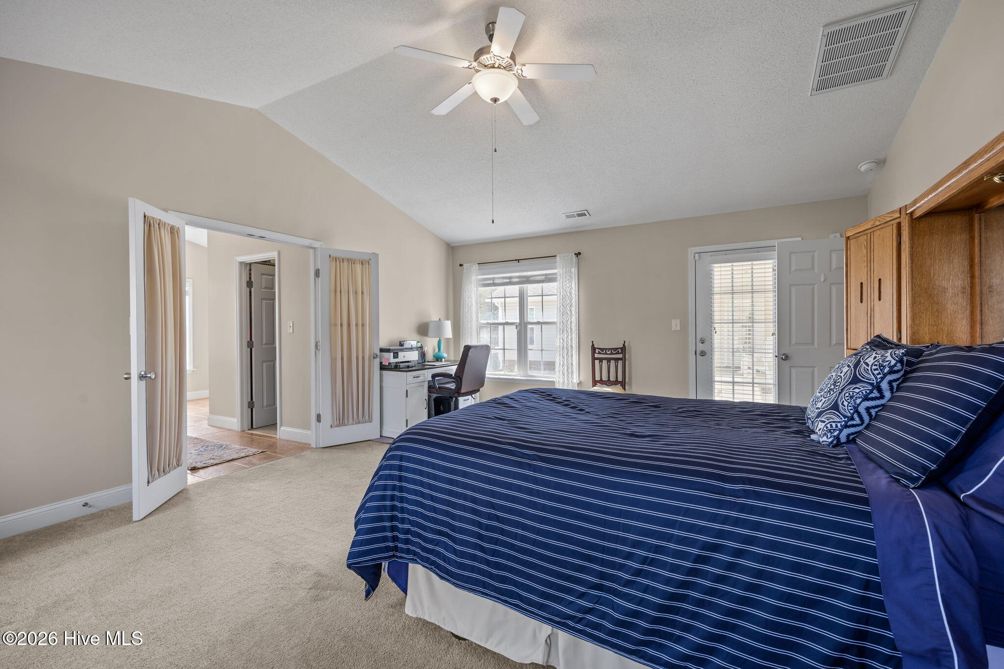 100570536 | Photo 14