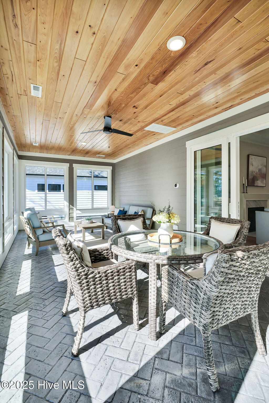 100529674 | Photo 99