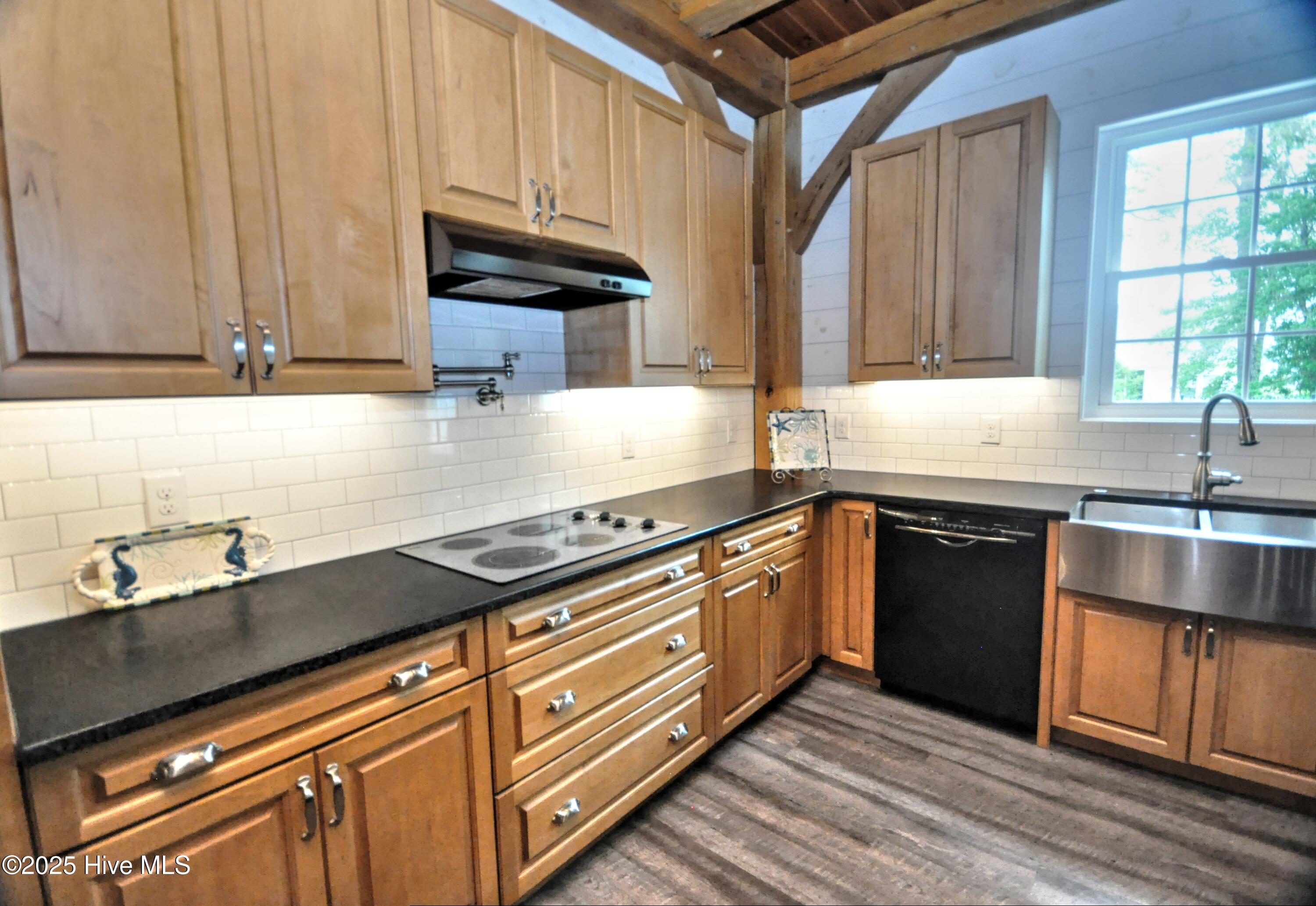 100535585 | Photo 32