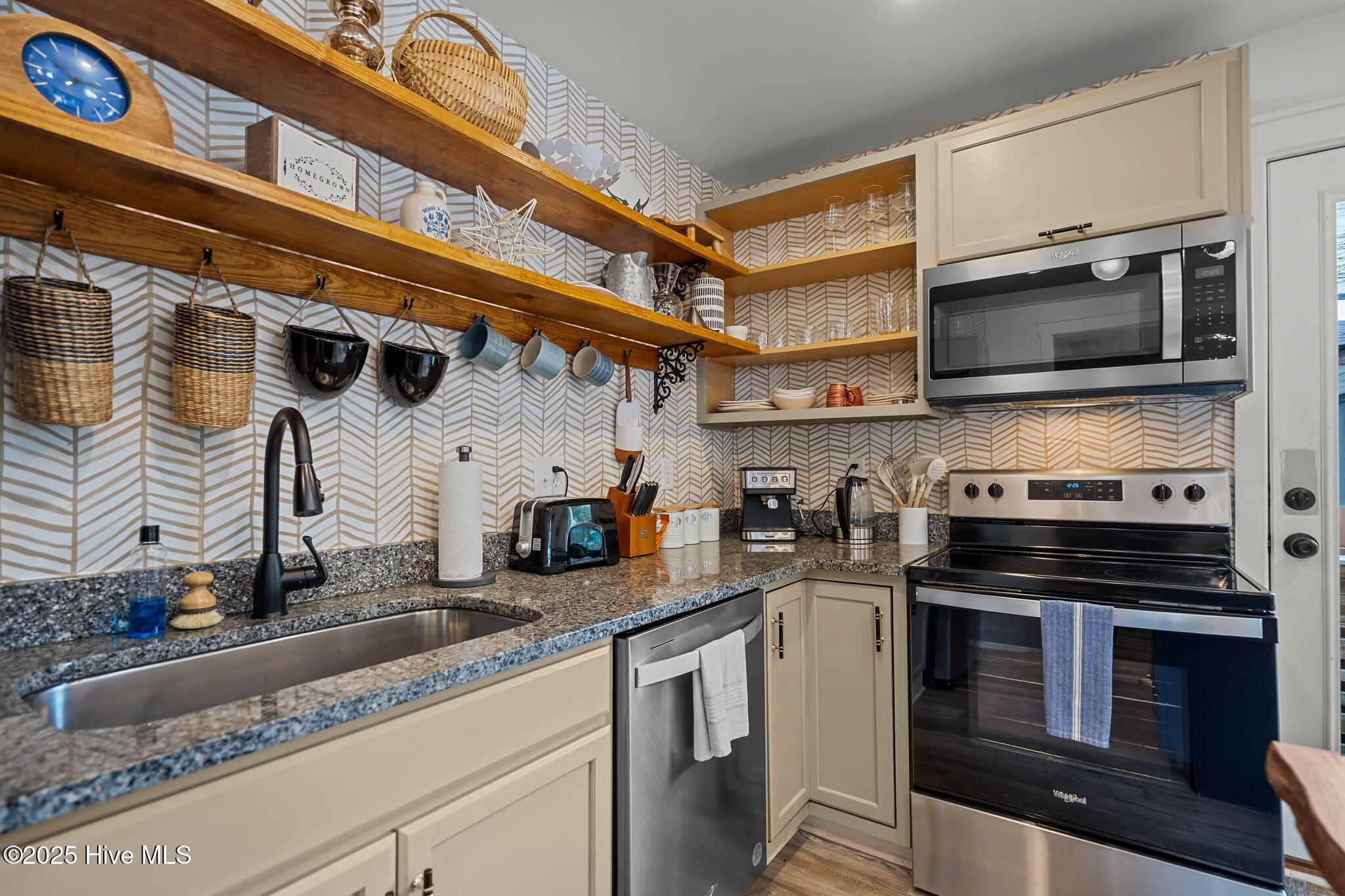 100525680 | Photo 18