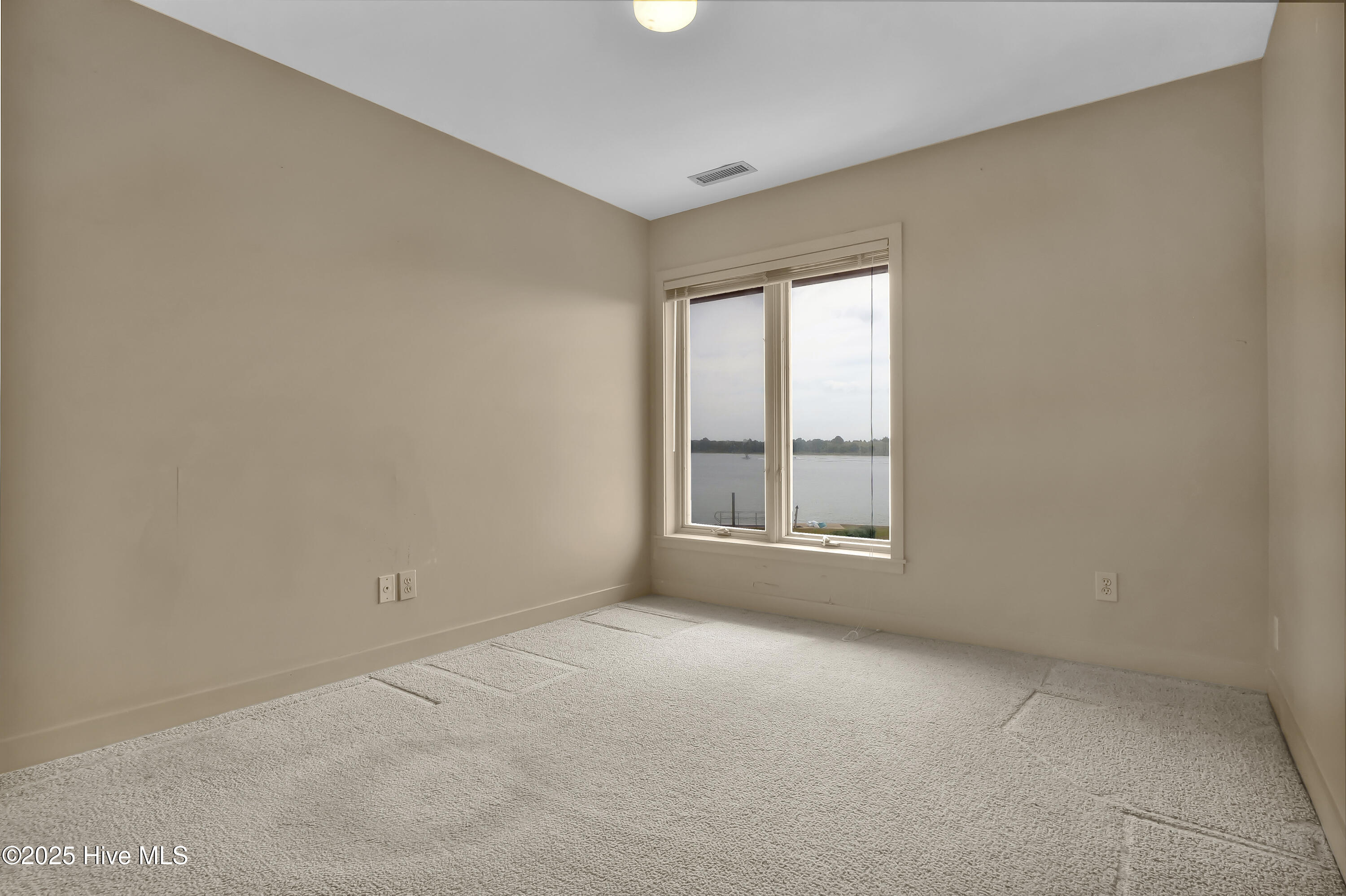 100527389 | Photo 33