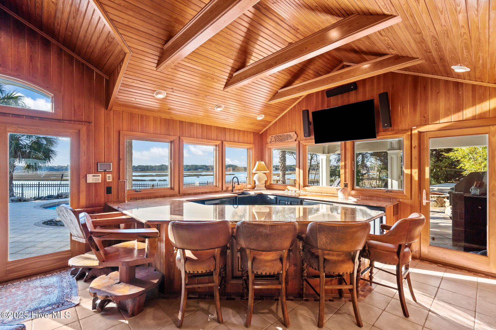 100547936 | Photo 75