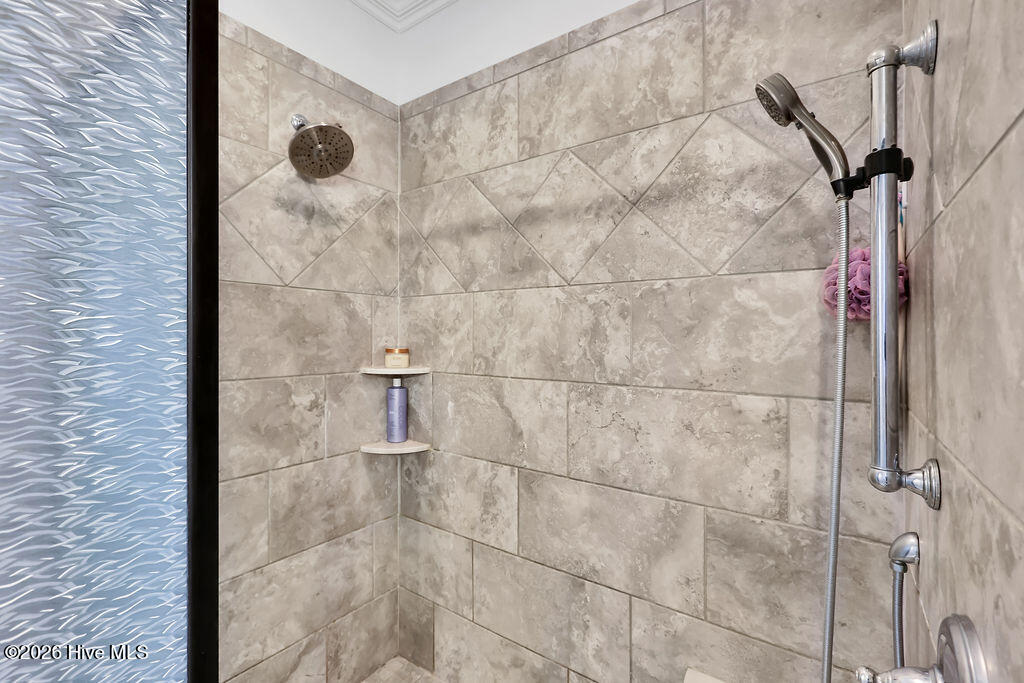 100547742 | Photo 28