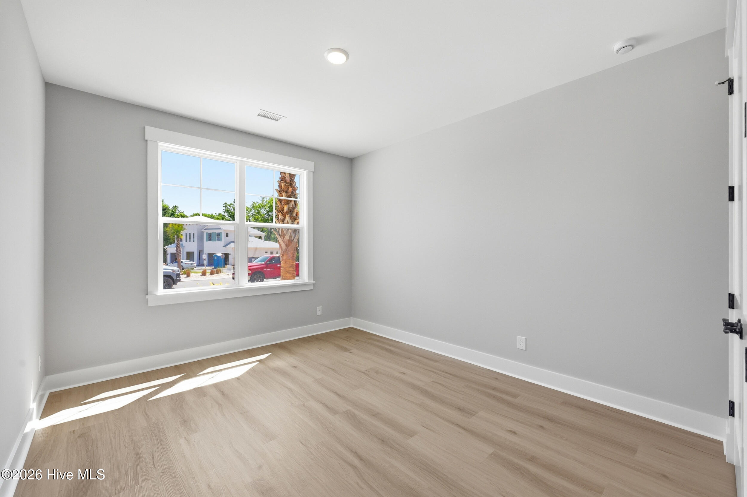 100551665 | Photo 32