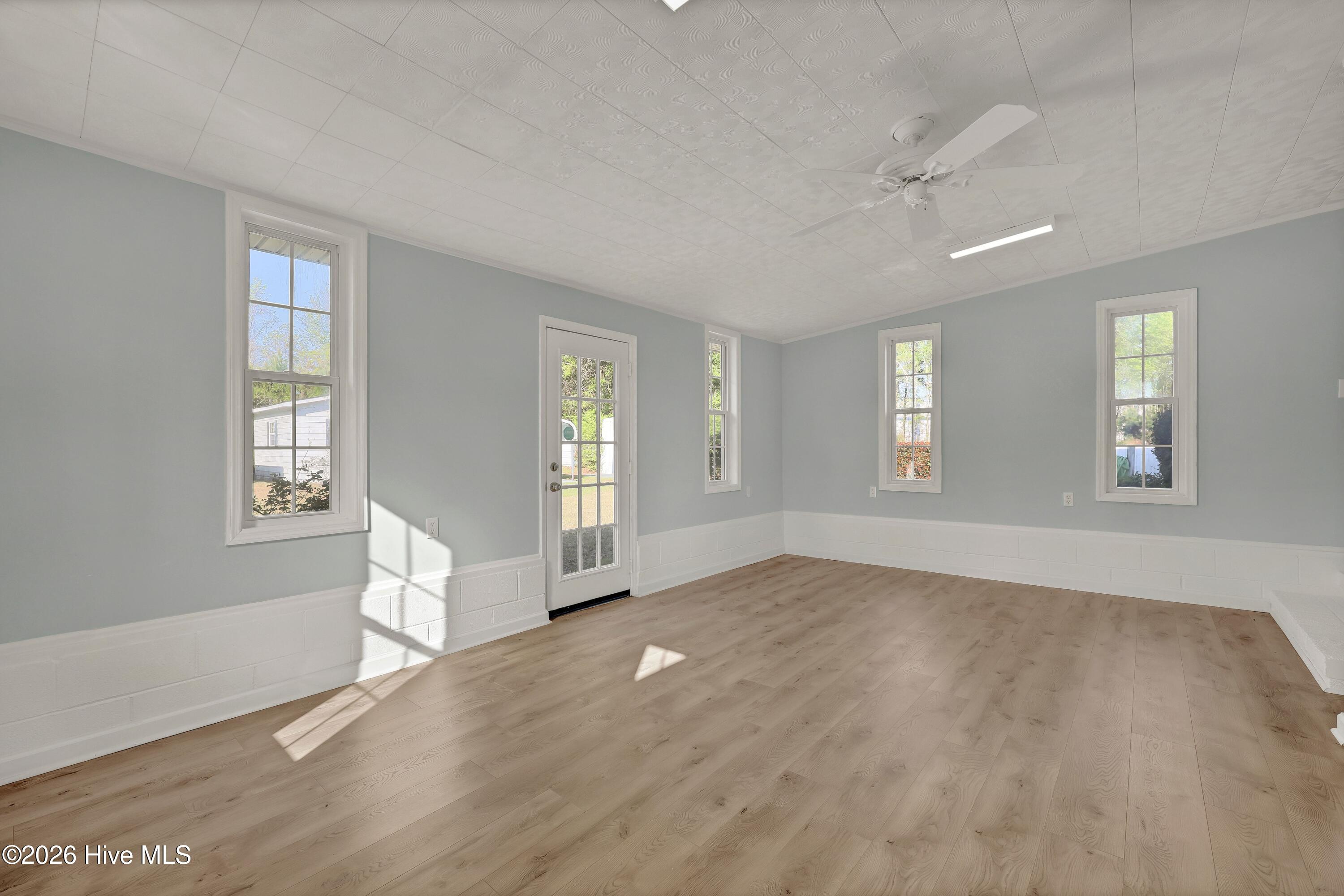 100565144 | Photo 14