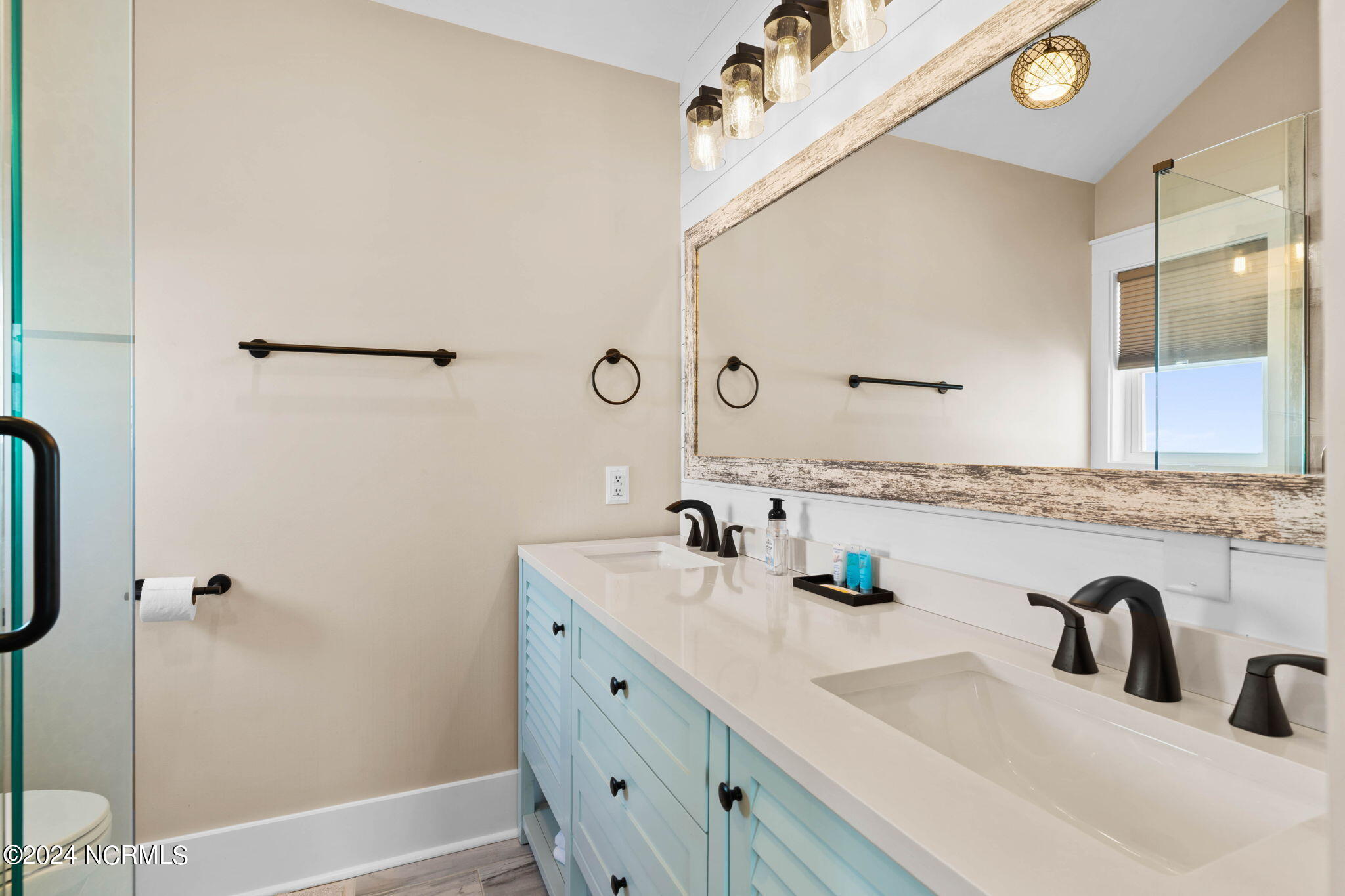 100464984 | Photo 45