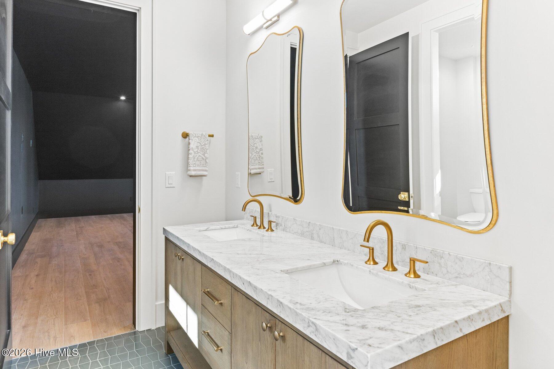 100529848 | Photo 58