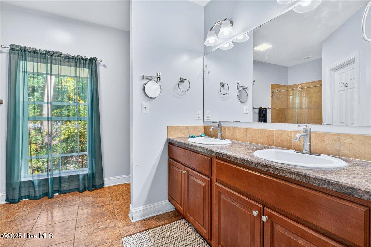 100534389 | Photo 27