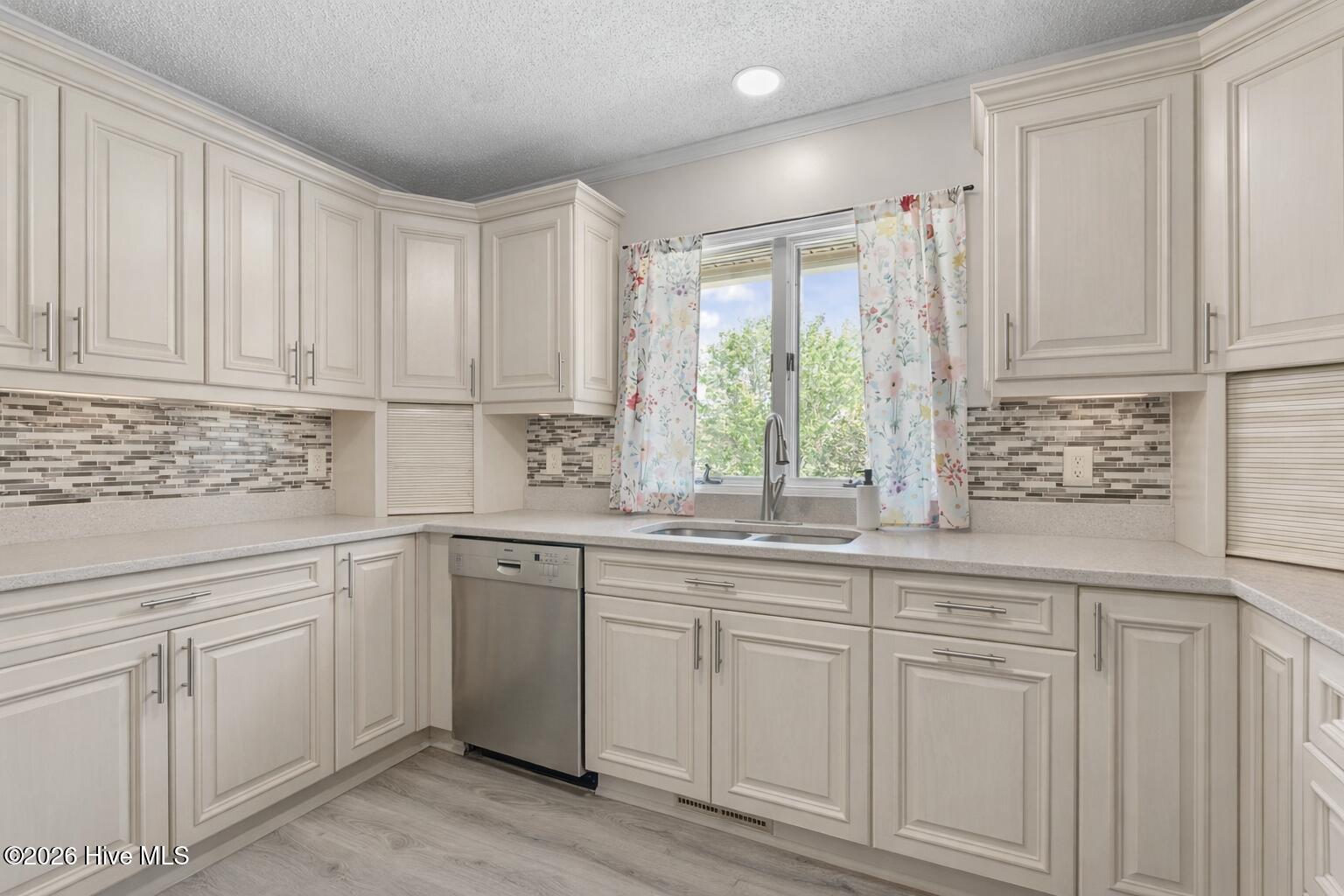 100566474 | Photo 11