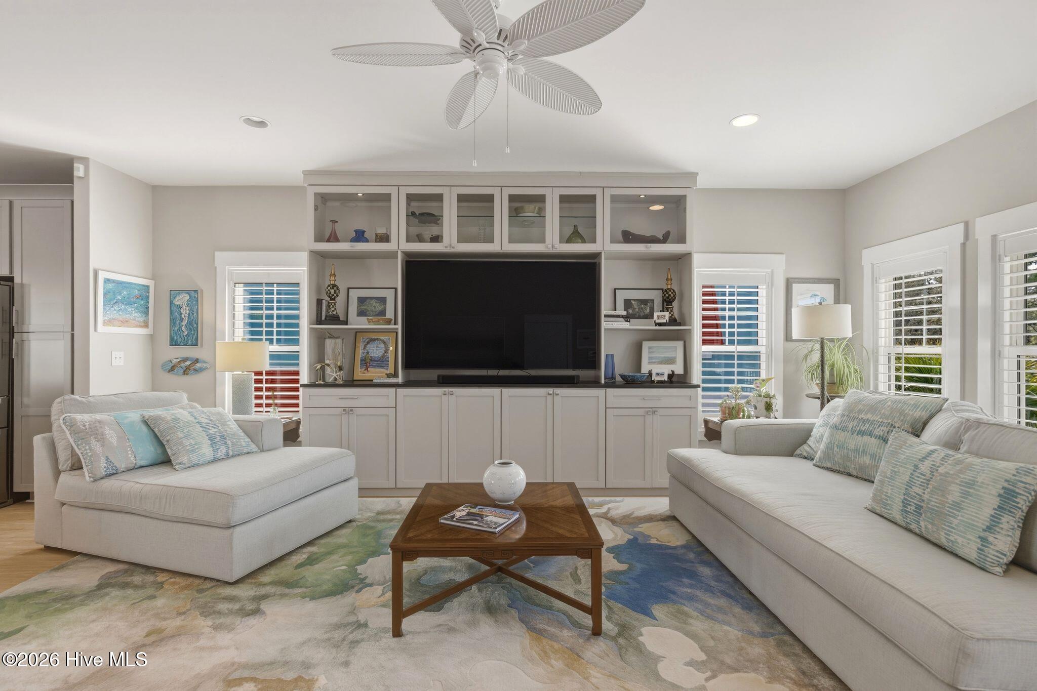 100562049 | Photo 14