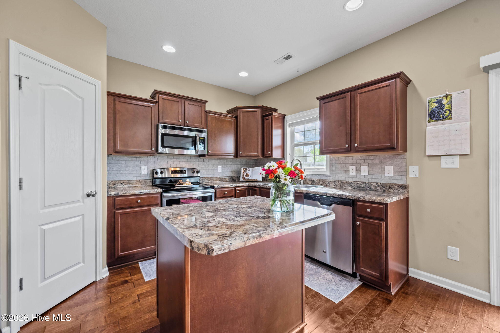 100567705 | Photo 12