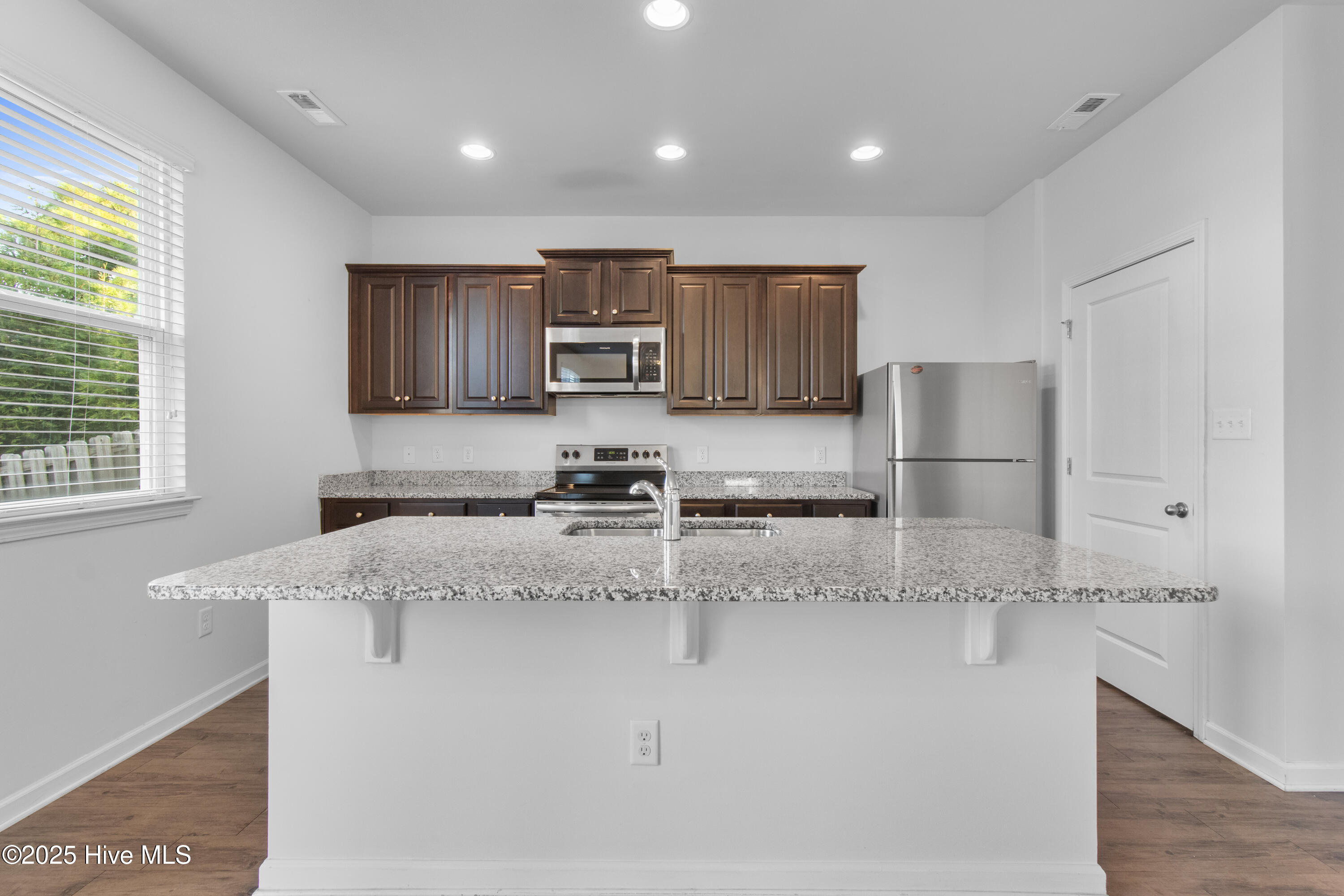 100525996 | Photo 14