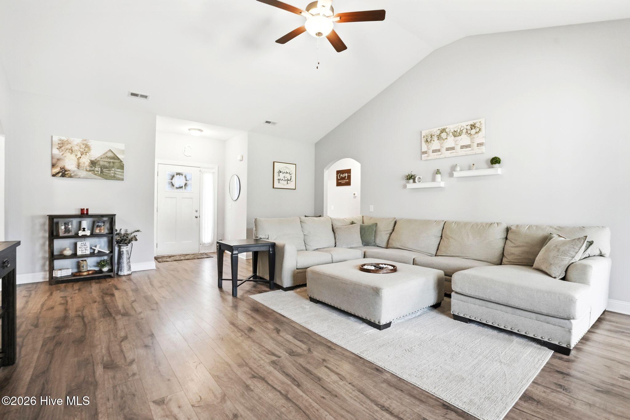 100563818 | Photo 10