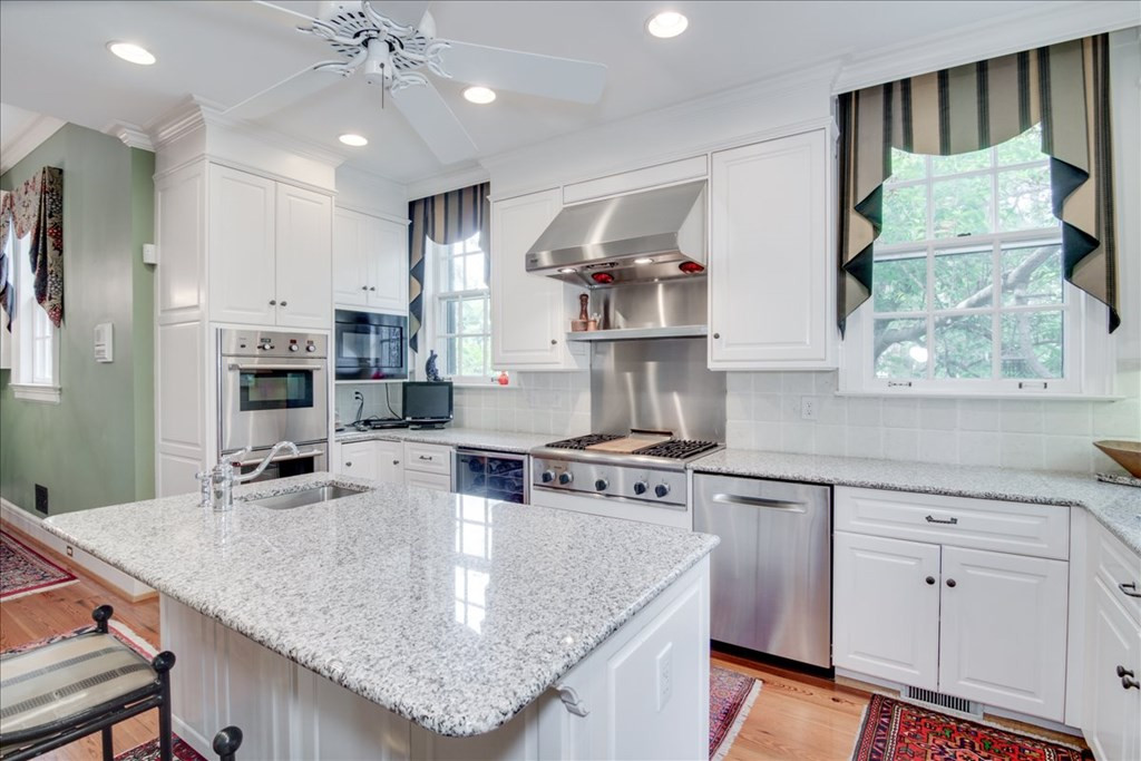 Modern kitchen w gas range & double ovens