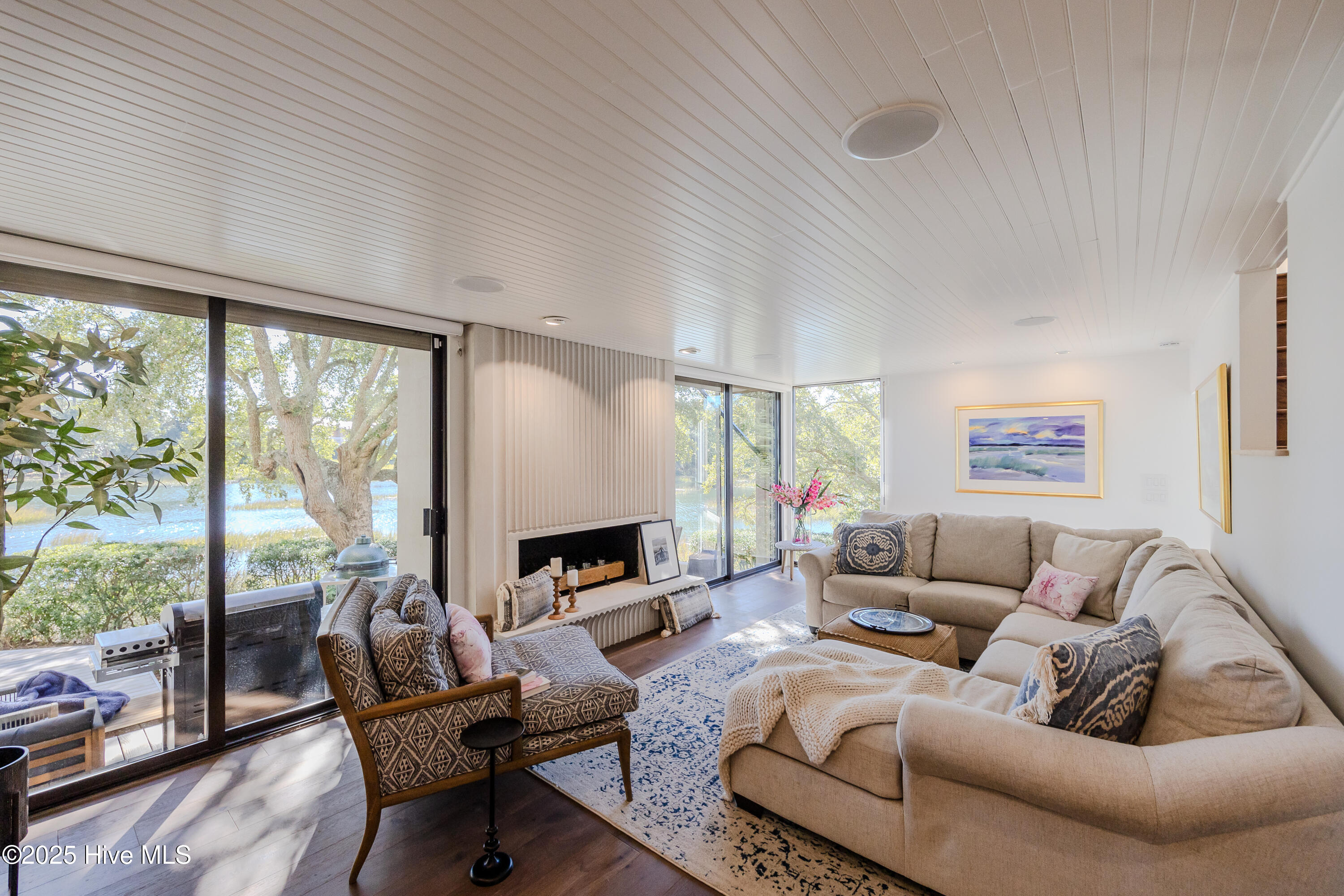 100518193 | Photo 46