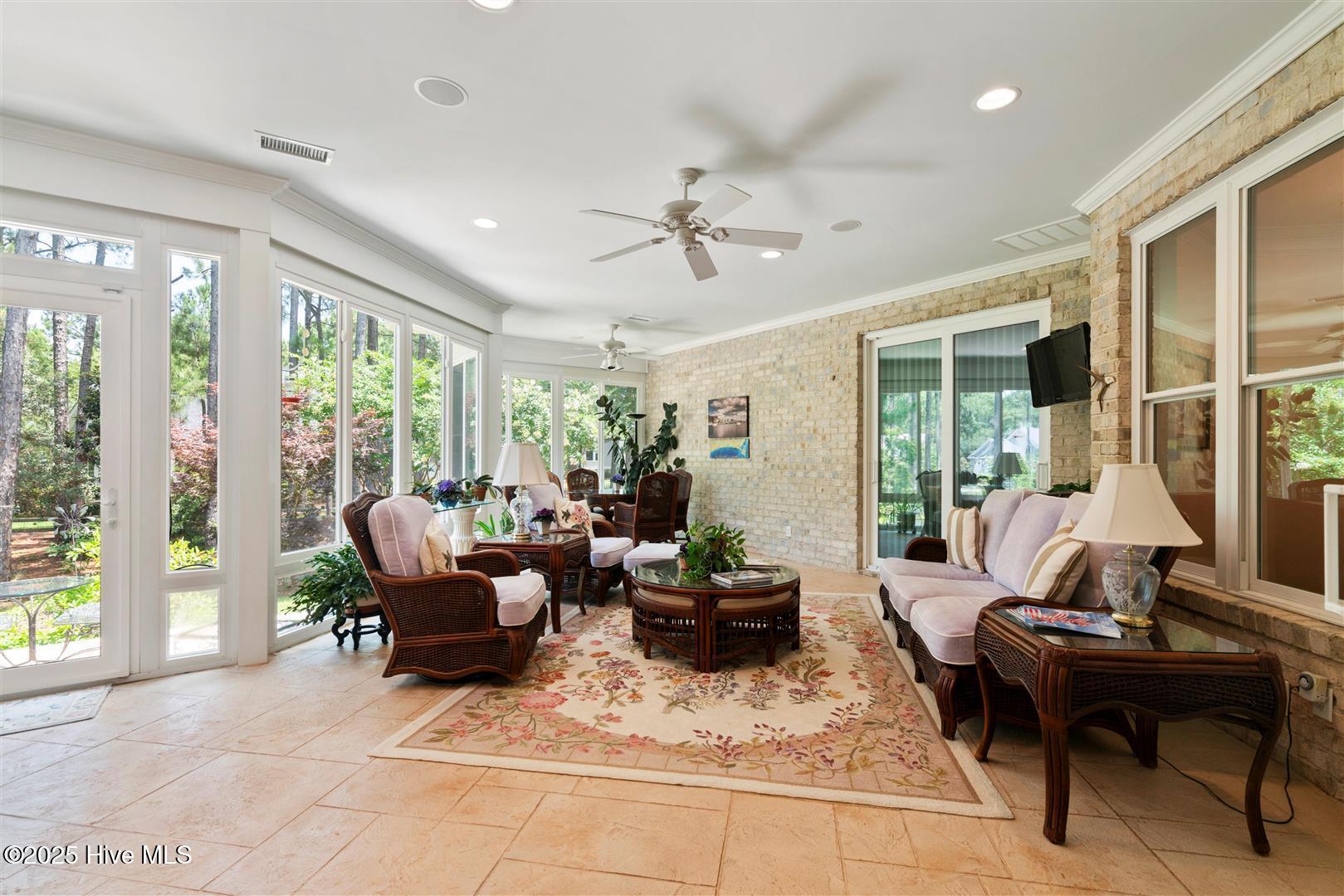 100518615 | Photo 32