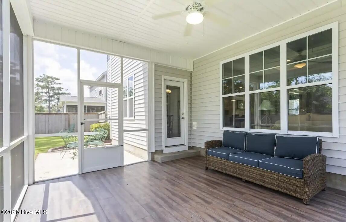 100560215 | Photo 26