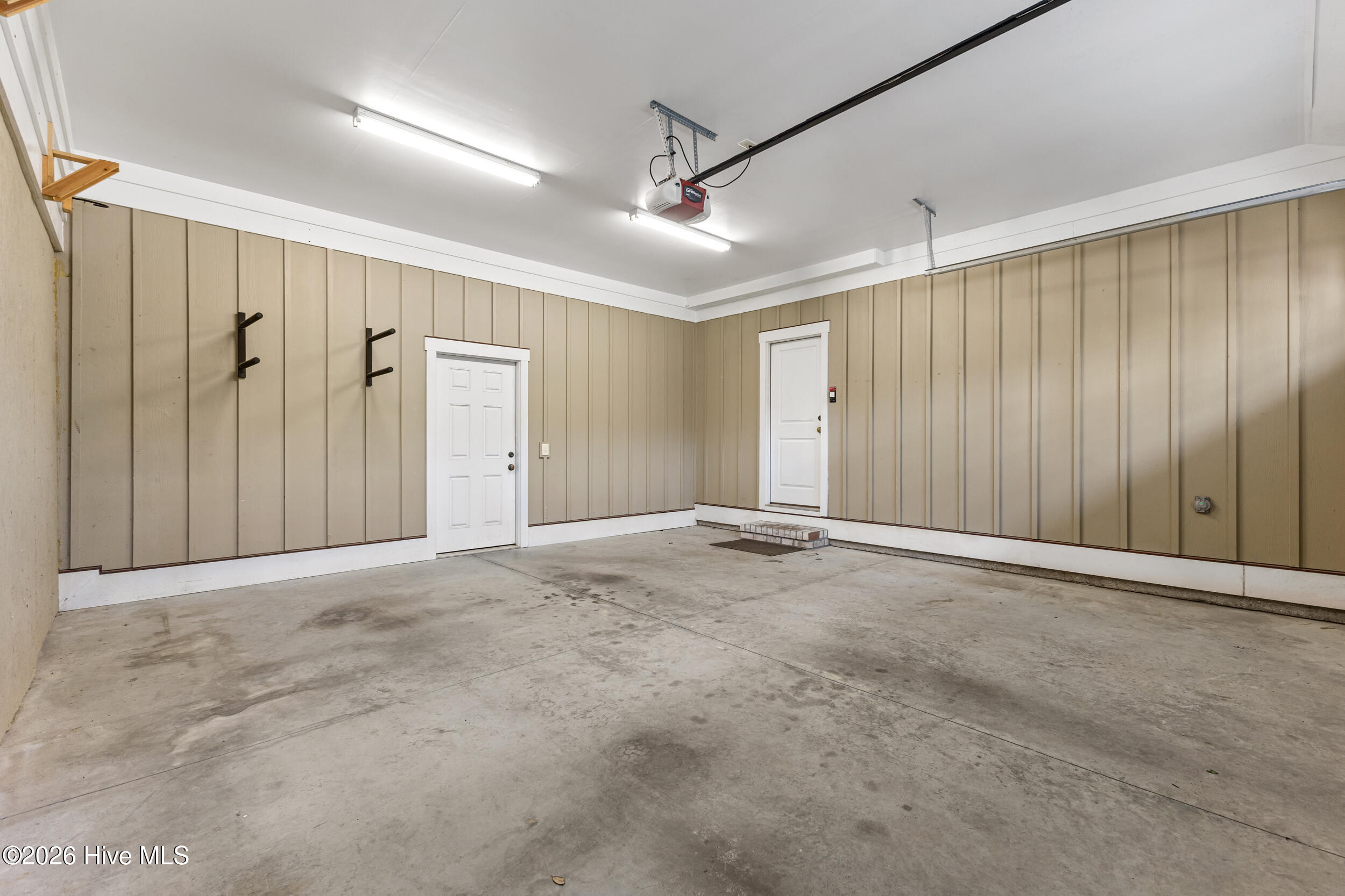 100561690 | Photo 56