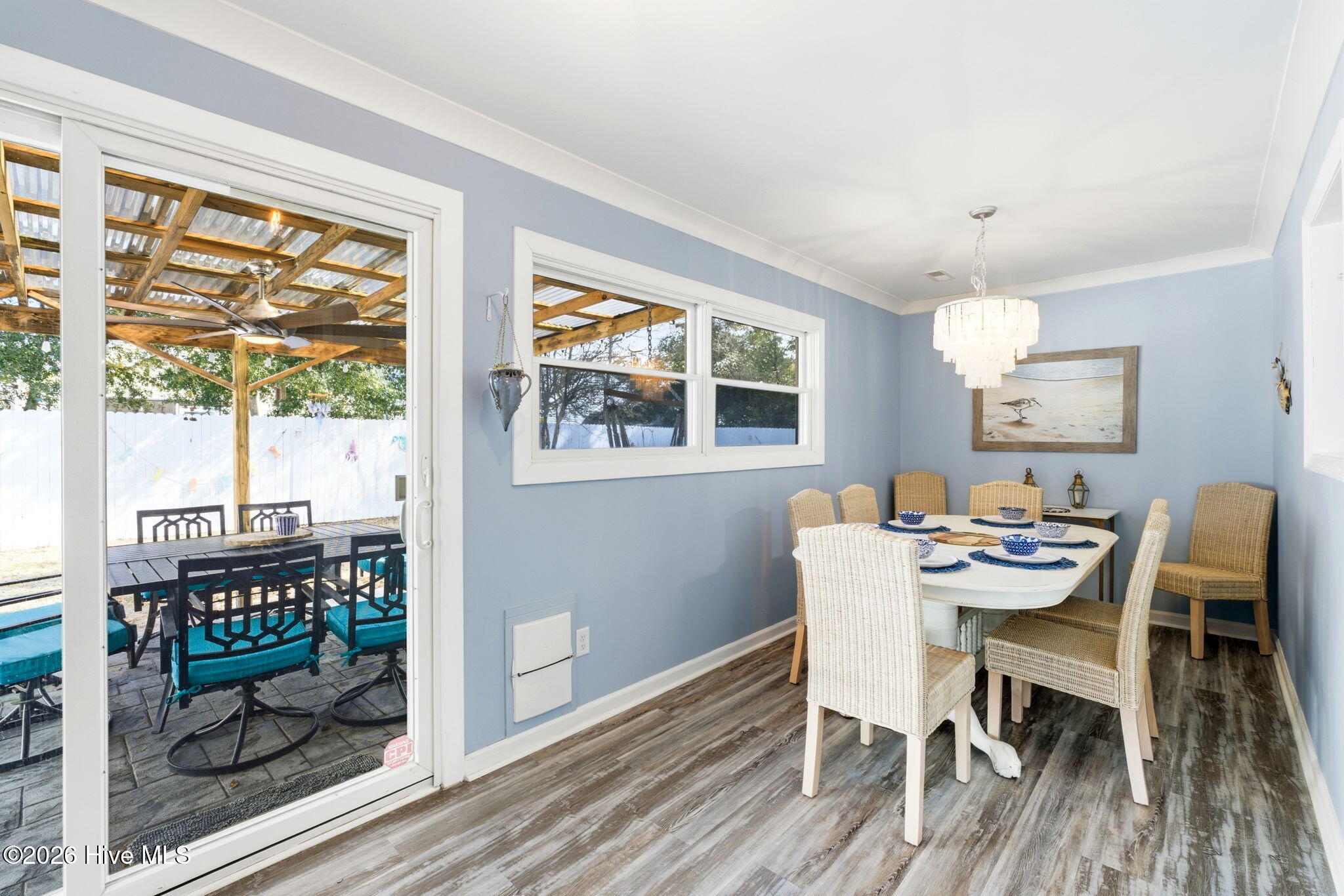 100560185 | Photo 18