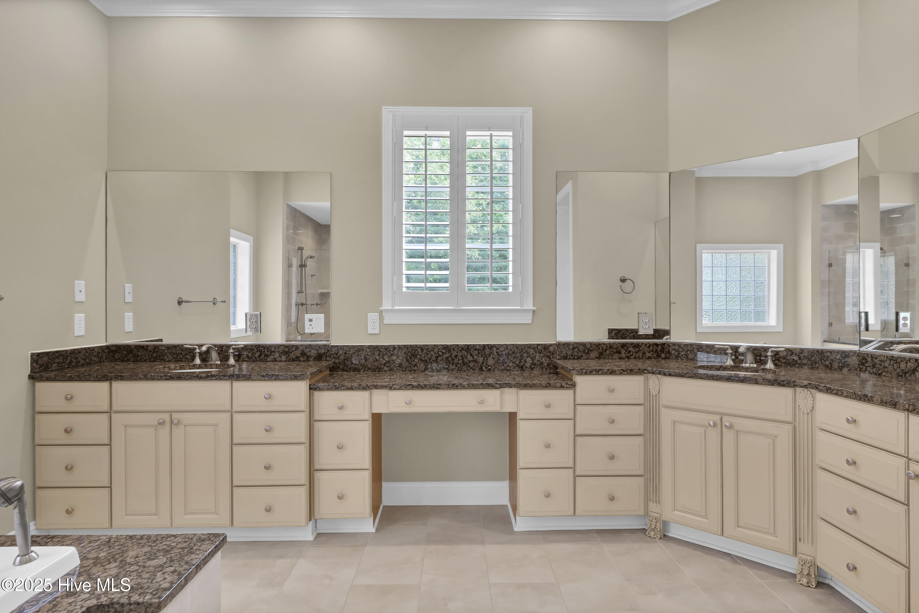 100552605 | Photo 27