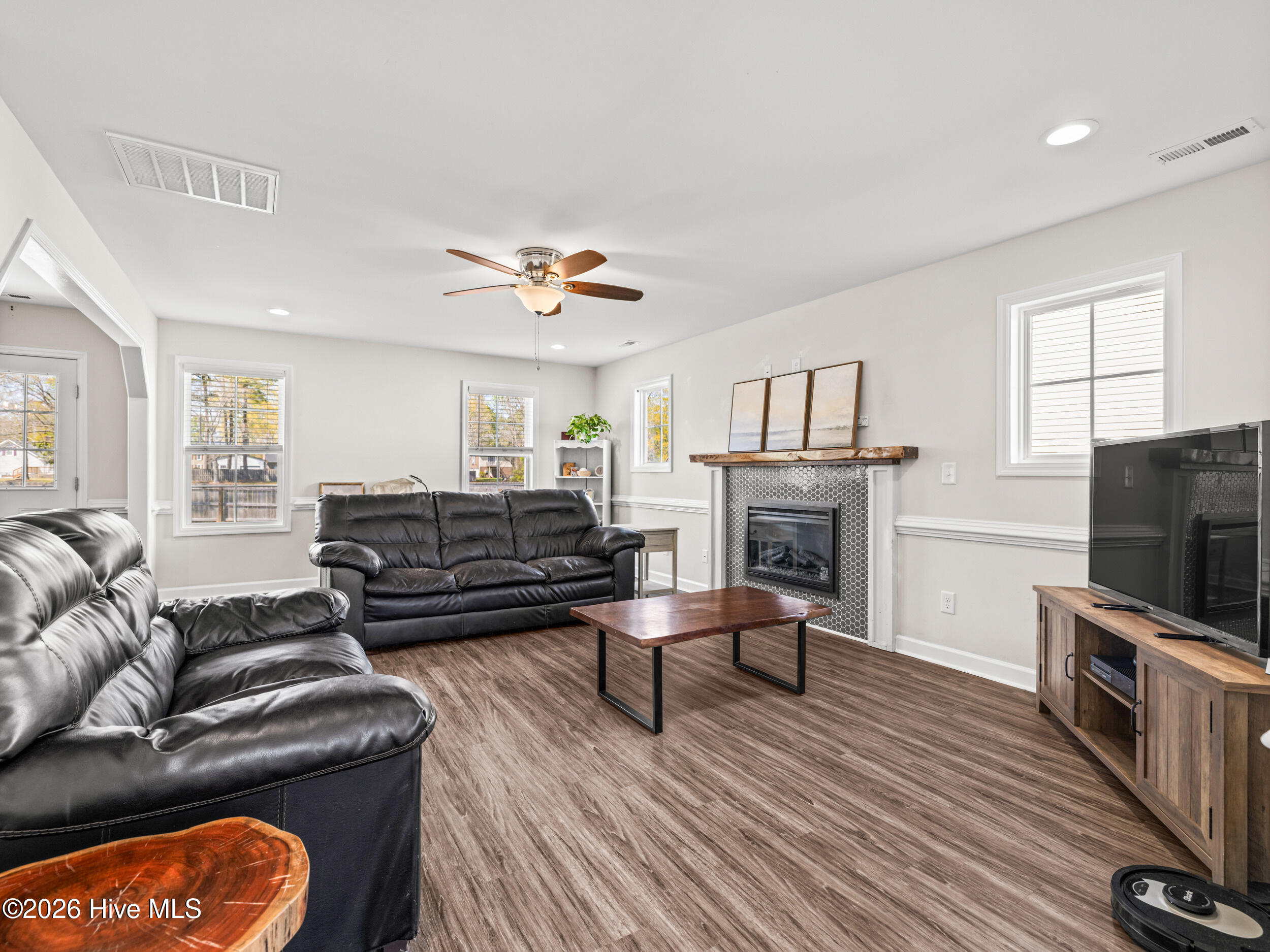 100565211 | Photo 14