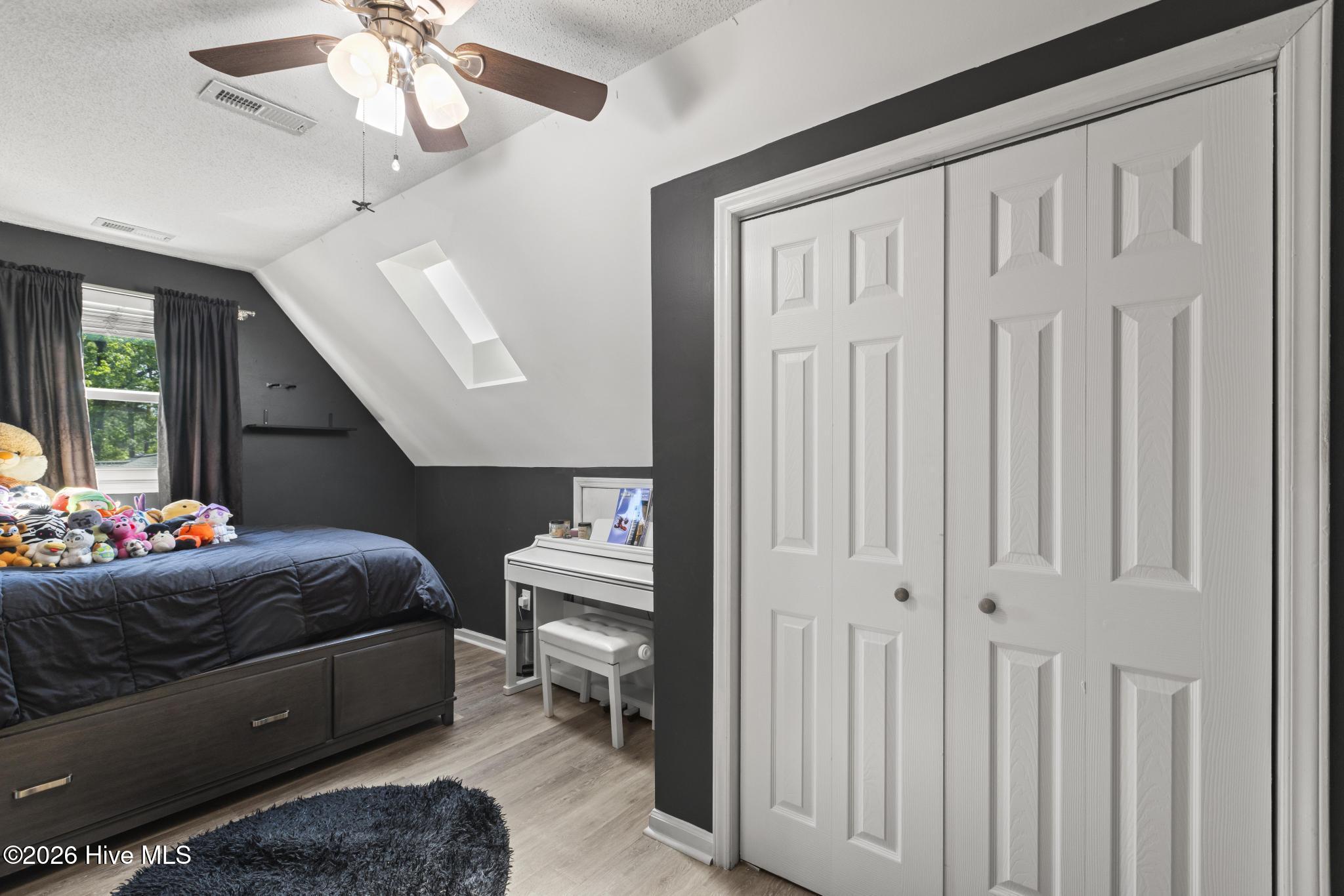 100568439 | Photo 36