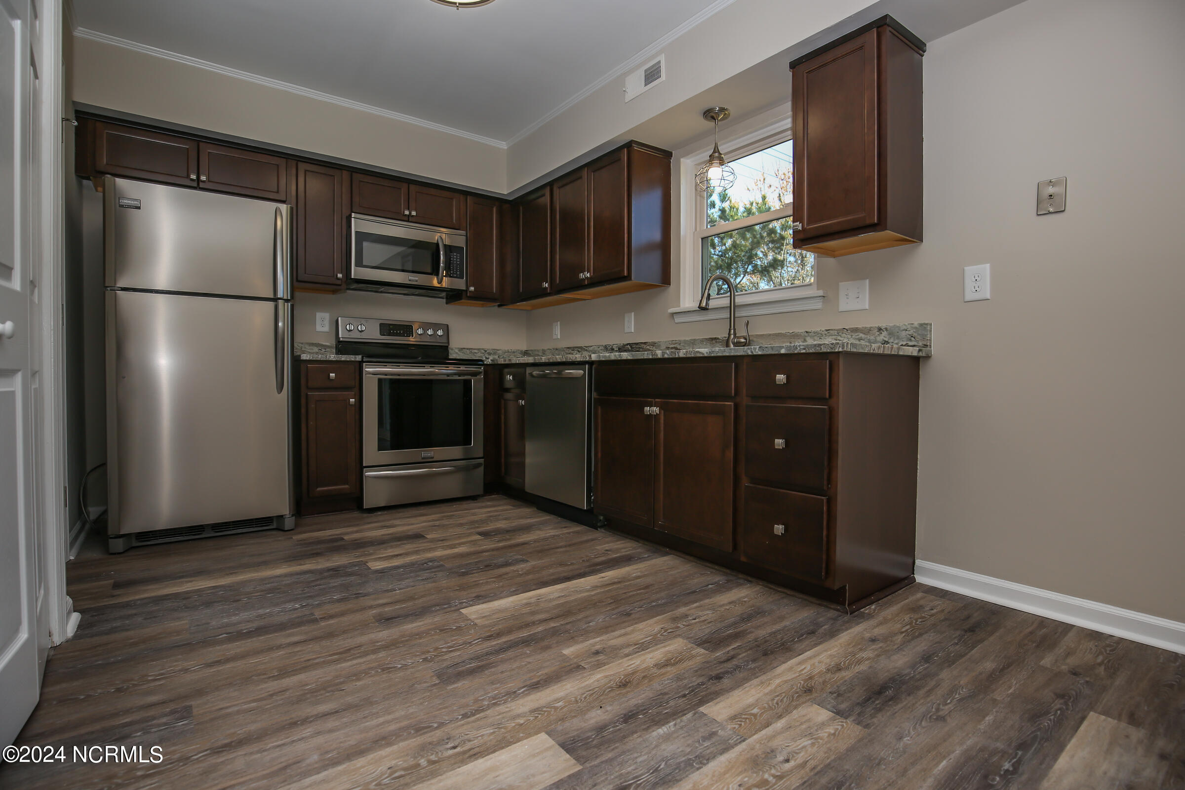 100557159 | Photo 15