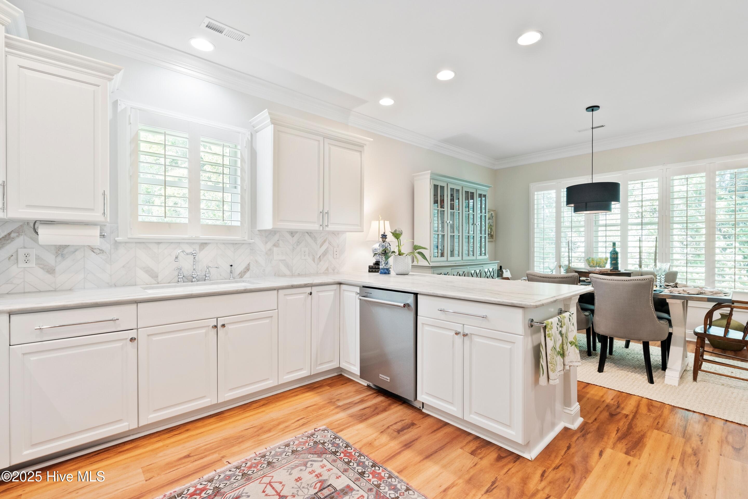 100520389 | Photo 26