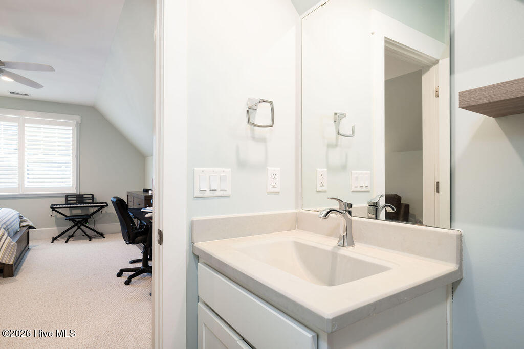 100561843 | Photo 38